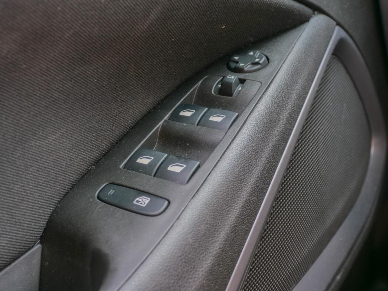 Opel Crossland X 1.2 T. Innovation. Airco, Navi. PDC voor en achterzijde.