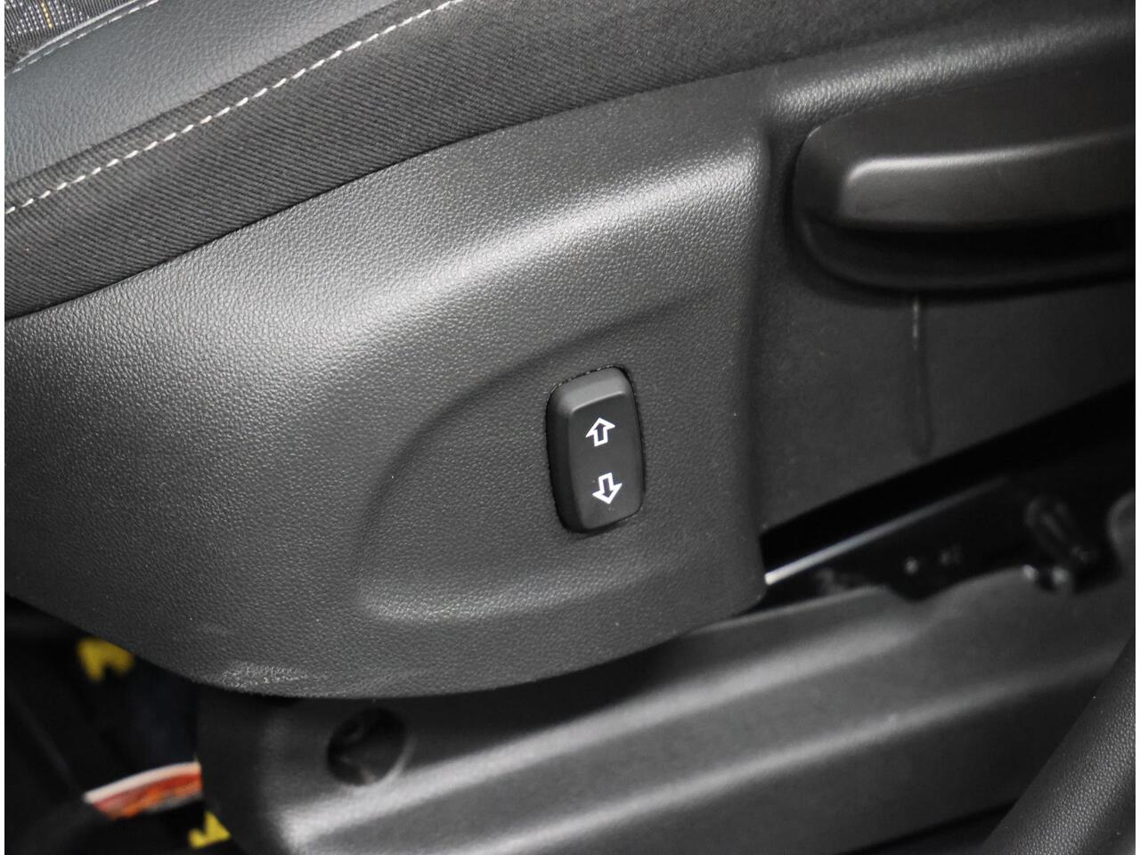 Opel Crossland X 1.2 110PK Turbo Innovation | Camera | AppleCarPlay/AndroidAuto | AGR Stoelen | Armsteun | Climate Control | Cruise Control | Isofix | Privacy Glass | Parkeersensoren | LED |