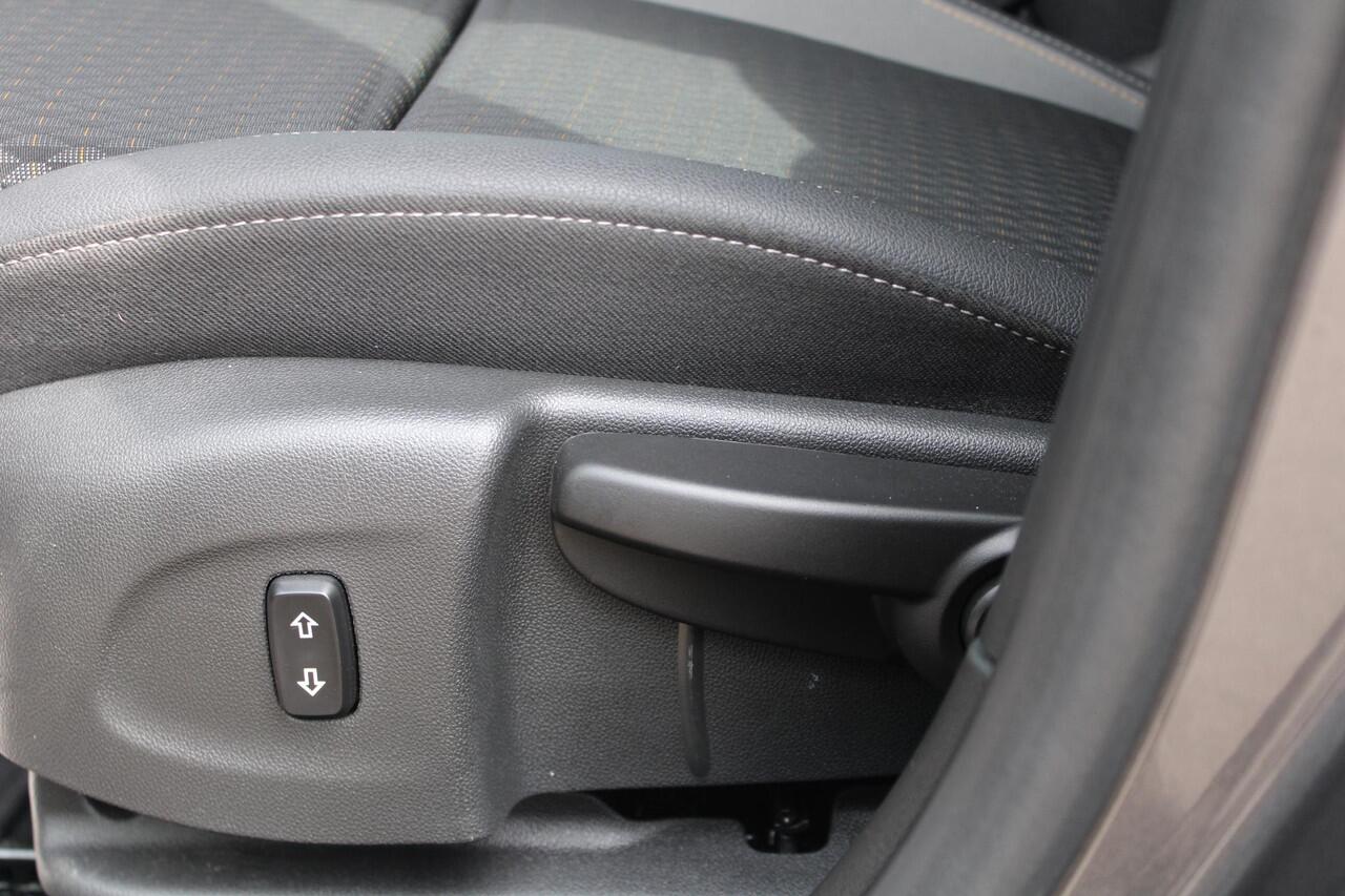 Opel Crossland X 1.2 Turbo Apple/Android Carplay, Achteruitrijcamera, Airco, CC, LED, Leder, NAVI, Parksens. V en A, Bluetooth, 16" LMV