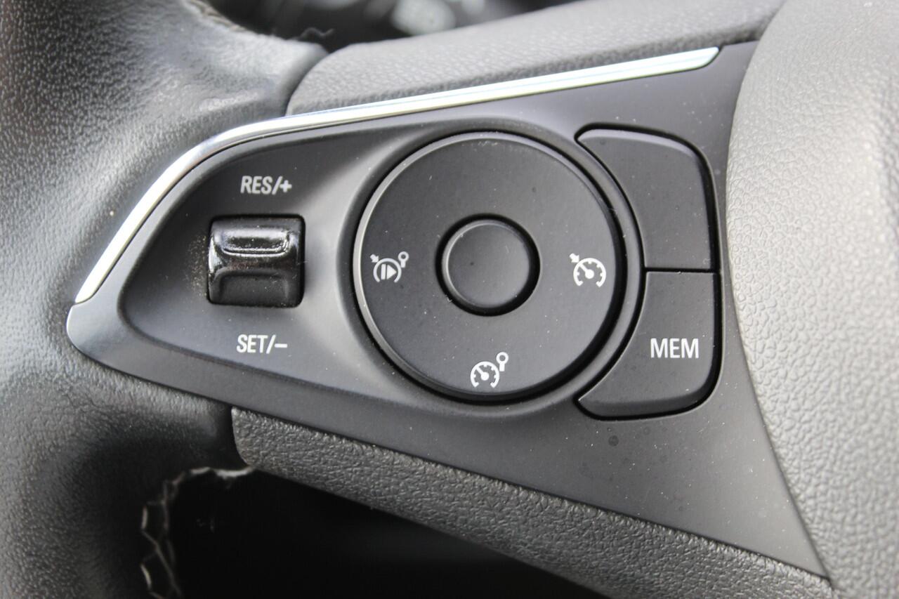 Opel Crossland 1.2-110pk Turbo 'Elegance'. Mooie en luxe hoogzitter met weinig km's ! Volautm. airco dual, cruise control, camera, comfortstoelen, metallic lak, LM wielen, navigatie, telefoonvoorb., lane- en side assist, parkeersensoren v+a, LED verlichting etc.