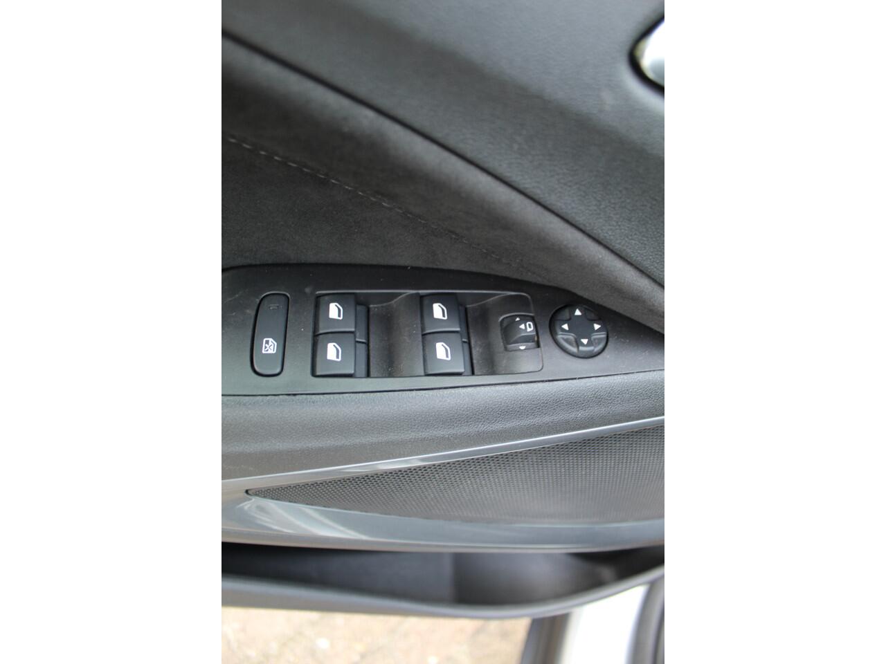 Opel Crossland 1.2-110pk Turbo 'Elegance'. Mooie en luxe hoogzitter met weinig km's ! Volautm. airco dual, cruise control, camera, comfortstoelen, metallic lak, LM wielen, navigatie, telefoonvoorb., lane- en side assist, parkeersensoren v+a, LED verlichting etc.