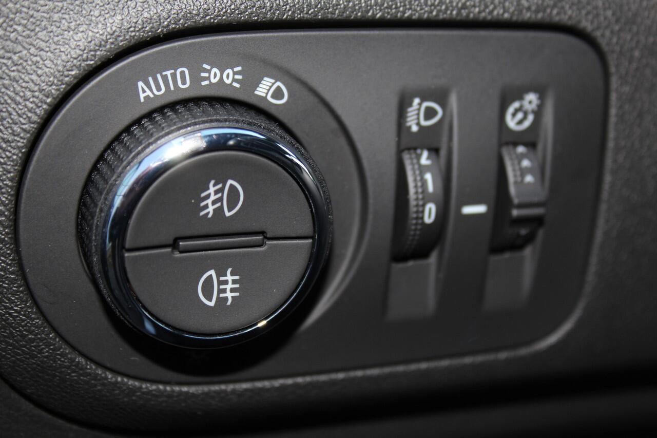 Opel Crossland 1.2-110pk Turbo 'Elegance'. Mooie en luxe hoogzitter met weinig km's ! Volautm. airco dual, cruise control, camera, comfortstoelen, metallic lak, LM wielen, navigatie, telefoonvoorb., lane- en side assist, parkeersensoren v+a, LED verlichting etc.