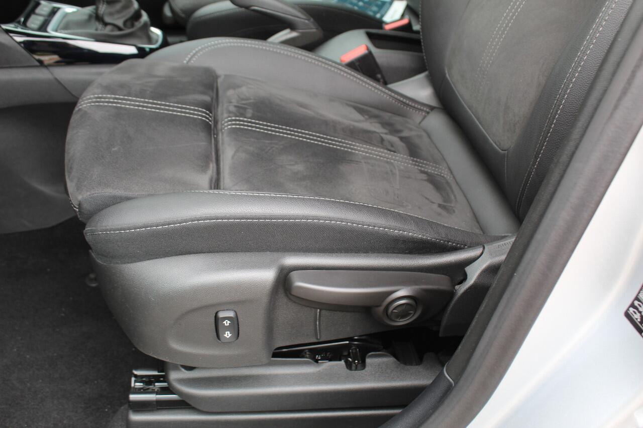 Opel Crossland 1.2-110pk Turbo 'Elegance'. Mooie en luxe hoogzitter met weinig km's ! Volautm. airco dual, cruise control, camera, comfortstoelen, metallic lak, LM wielen, navigatie, telefoonvoorb., lane- en side assist, parkeersensoren v+a, LED verlichting etc.