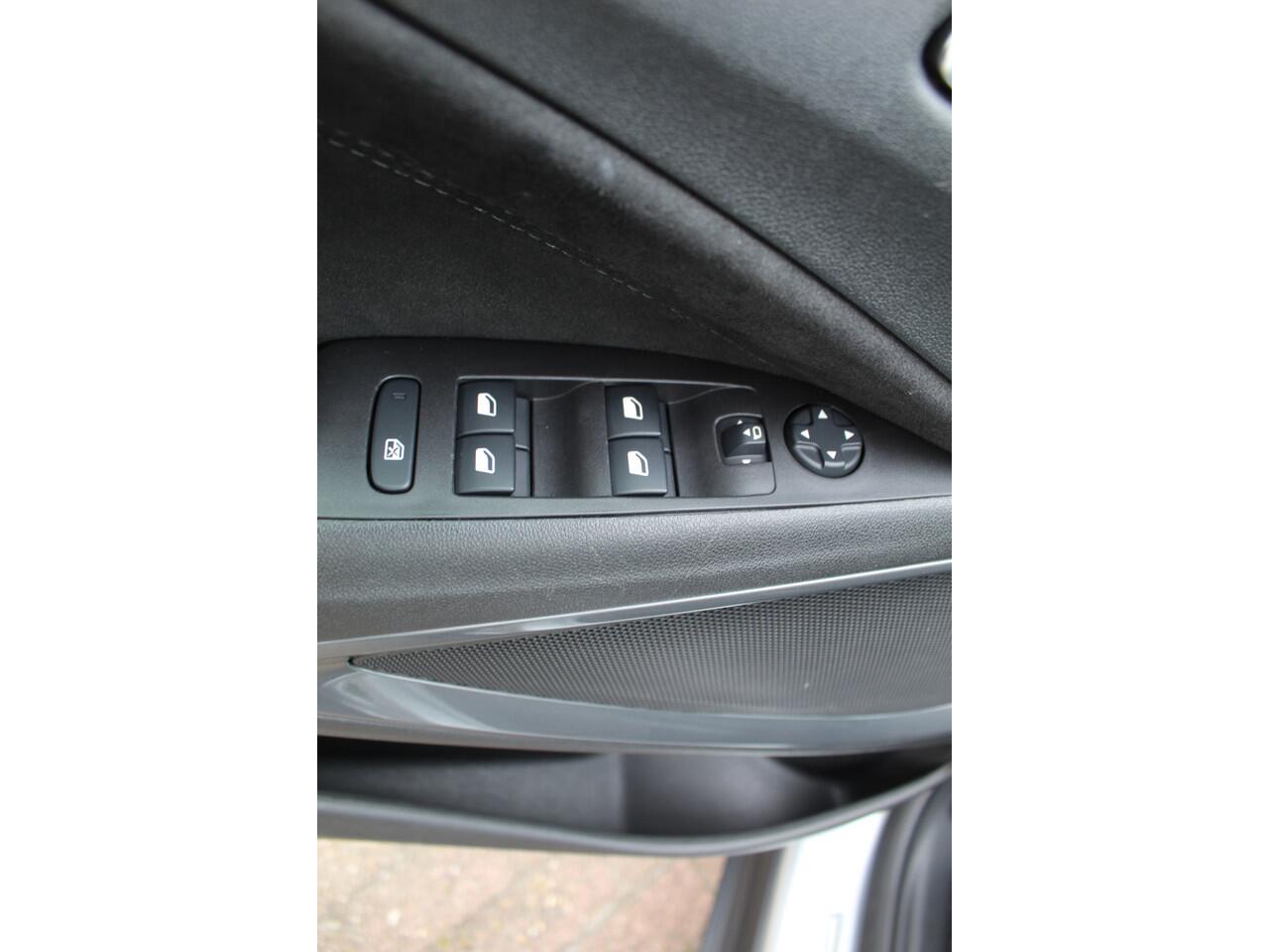 Opel Crossland 1.2-110pk Turbo 'Elegance'. Mooie en luxe hoogzitter met weinig km's ! Volautm. airco dual, cruise control, camera, comfortstoelen, metallic lak, LM wielen, navigatie, telefoonvoorb., lane- en side assist, parkeersensoren v+a, LED verlichting etc.