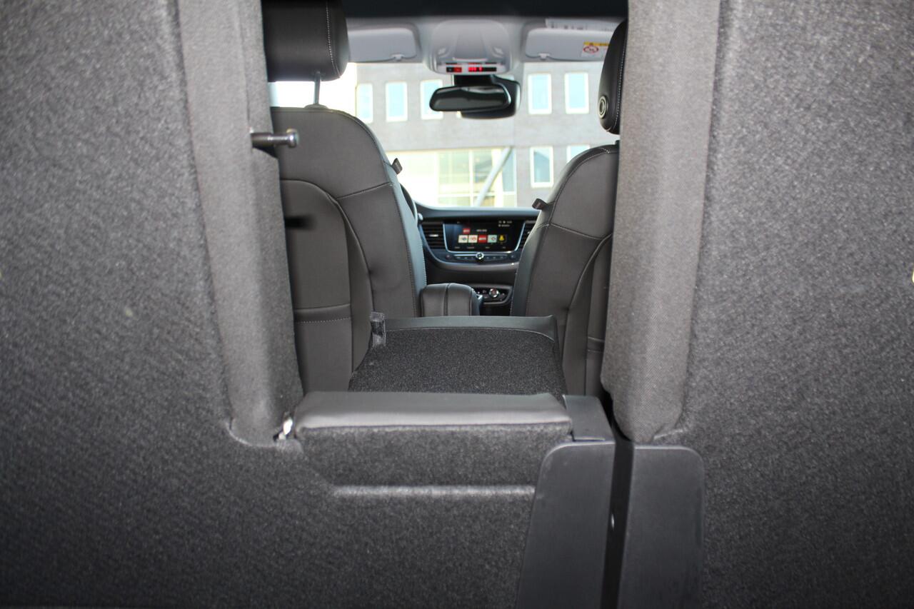 Opel Crossland 1.2-110pk Turbo 'Elegance'. Mooie en luxe hoogzitter met weinig km's ! Volautm. airco dual, cruise control, camera, comfortstoelen, metallic lak, LM wielen, navigatie, telefoonvoorb., lane- en side assist, parkeersensoren v+a, LED verlichting etc.