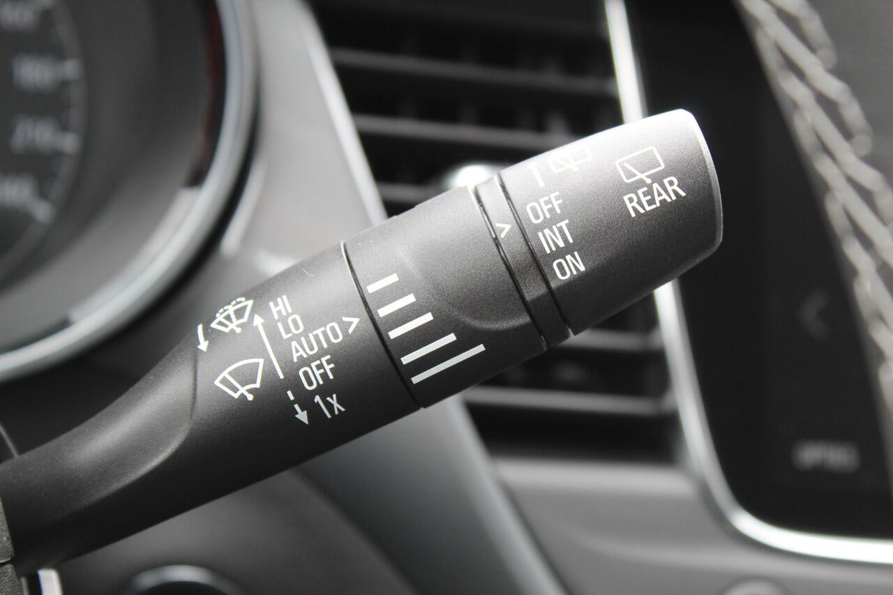 Opel Crossland 1.2-110pk Turbo 'Elegance'. Mooie en luxe hoogzitter met weinig km's ! Volautm. airco dual, cruise control, camera, comfortstoelen, metallic lak, LM wielen, navigatie, telefoonvoorb., lane- en side assist, parkeersensoren v+a, LED verlichting etc.