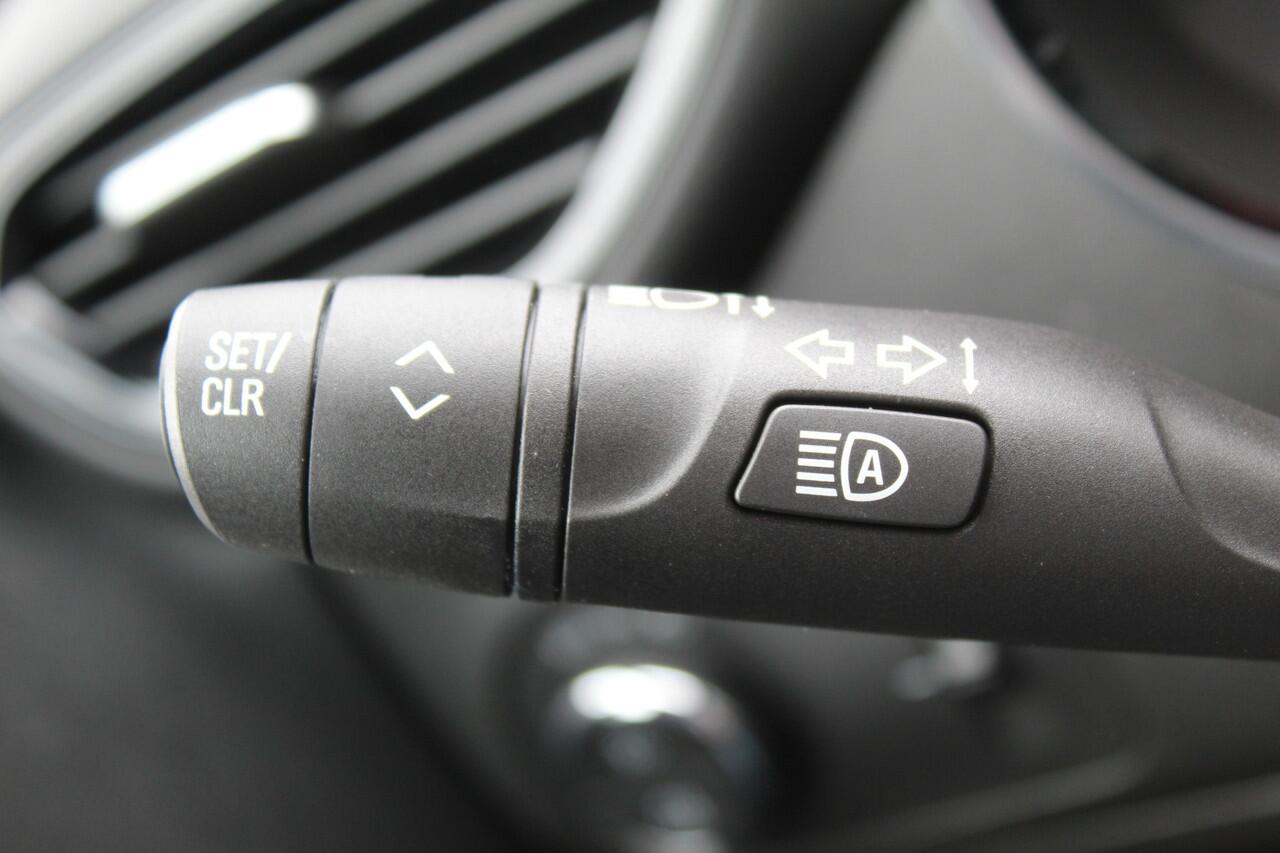 Opel Crossland 1.2-110pk Turbo 'Elegance'. Mooie en luxe hoogzitter met weinig km's ! Volautm. airco dual, cruise control, camera, comfortstoelen, metallic lak, LM wielen, navigatie, telefoonvoorb., lane- en side assist, parkeersensoren v+a, LED verlichting etc.