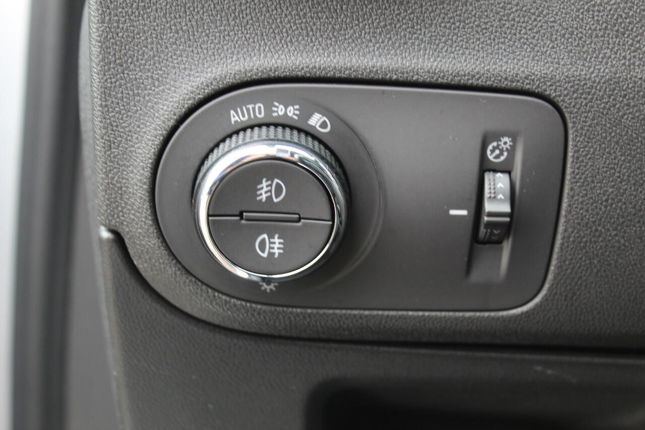 Opel Crossland 1.2-110pk Turbo 'Elegance'. Mooie en luxe hoogzitter met weinig km's ! Volautm. airco dual, cruise control, camera, comfortstoelen, metallic lak, LM wielen, navigatie, telefoonvoorb., lane- en side assist, parkeersensoren v+a, LED verlichting etc.