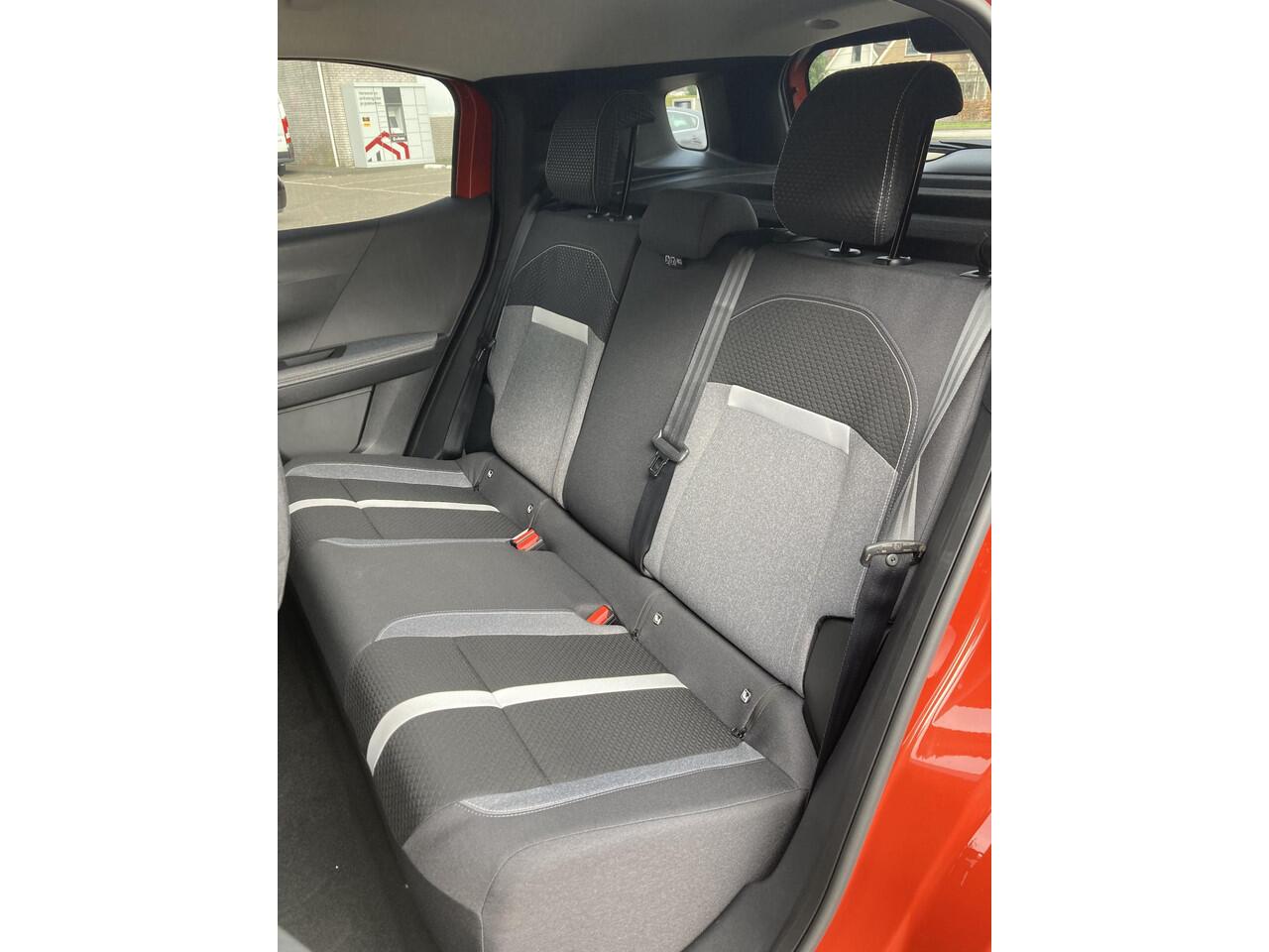 Opel FRONTERA Electric GS 44 kWh | NIEUW | DIRECT LEVERBAAR | Navigatie | Achteruitrijcamera | Cruise Control | Parkeersensoren | Stoel- stuurwiel- voorruitverwarming | Zwart dak