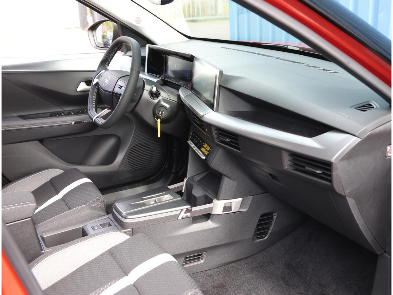 Opel FRONTERA Electric GS 44 kWh | 11 Boordlader | Stoel, stuur & voorruit verwarming | 130° Camera | Ergonomische voorstoelen | Apple Carplay/ Android Auto | Navigatie | 17"LM Velgen | Cruise Control