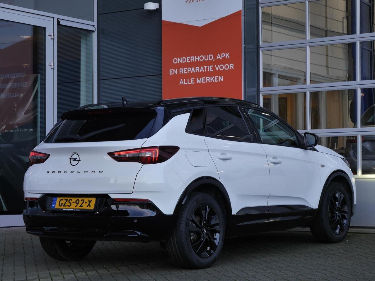 Opel Grandland 1.2 Turbo GS Black Pack | Automaat | Stoel en stuurverwarming | Navigatie | Achteruitrijcamera | Comfort stoelen | Adaptive cruise control | Parkeersensoren voor en achter | Led verlichting | Climate control