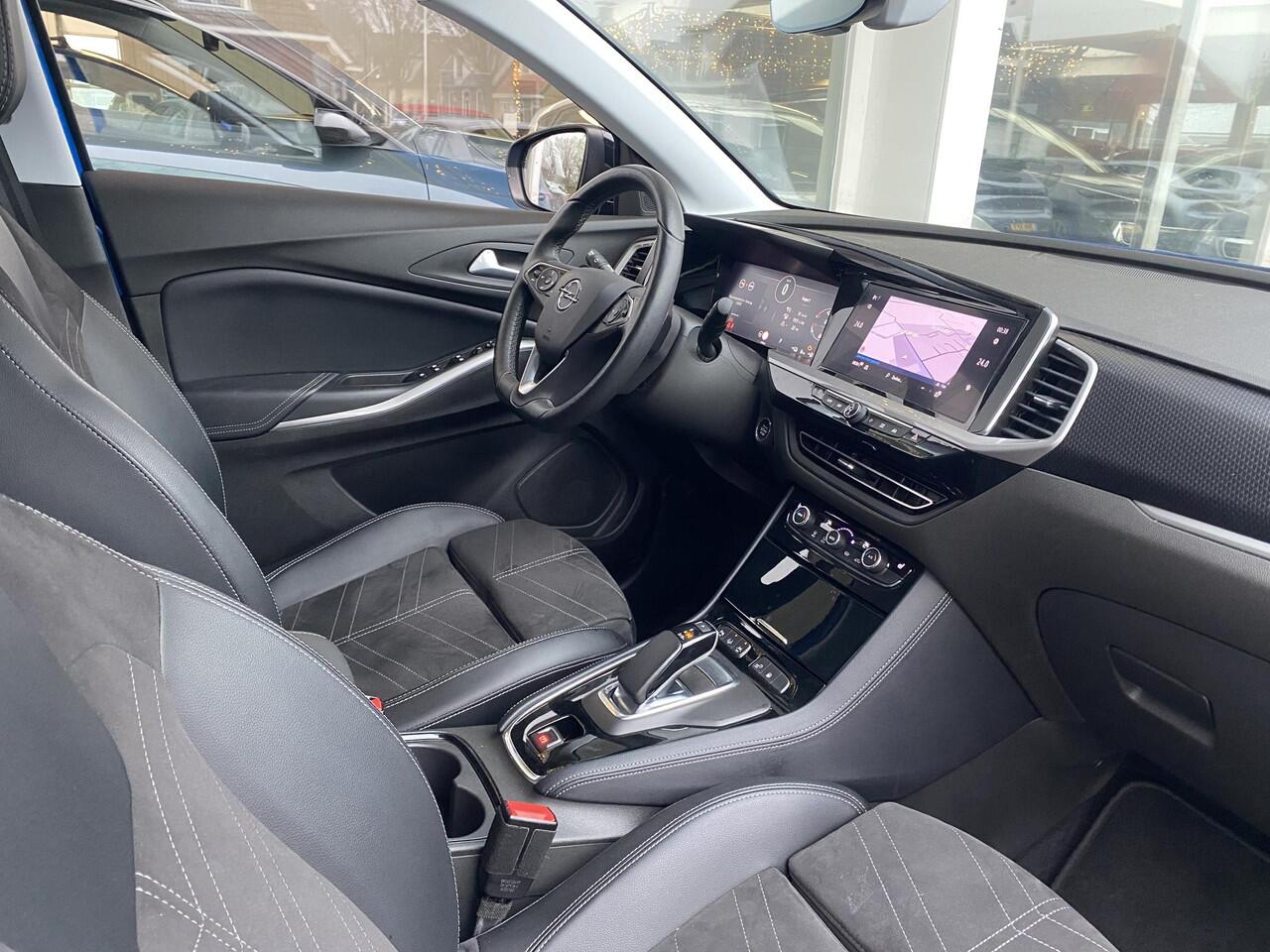 Opel Grandland 1.6 Turbo Plug-In Hybrid GS | AGR Comfortstoelen | Achteruitrijcamera | Parkeersensoren voor en achter | Navigatiesysteem | Voorstoelen verwarmd