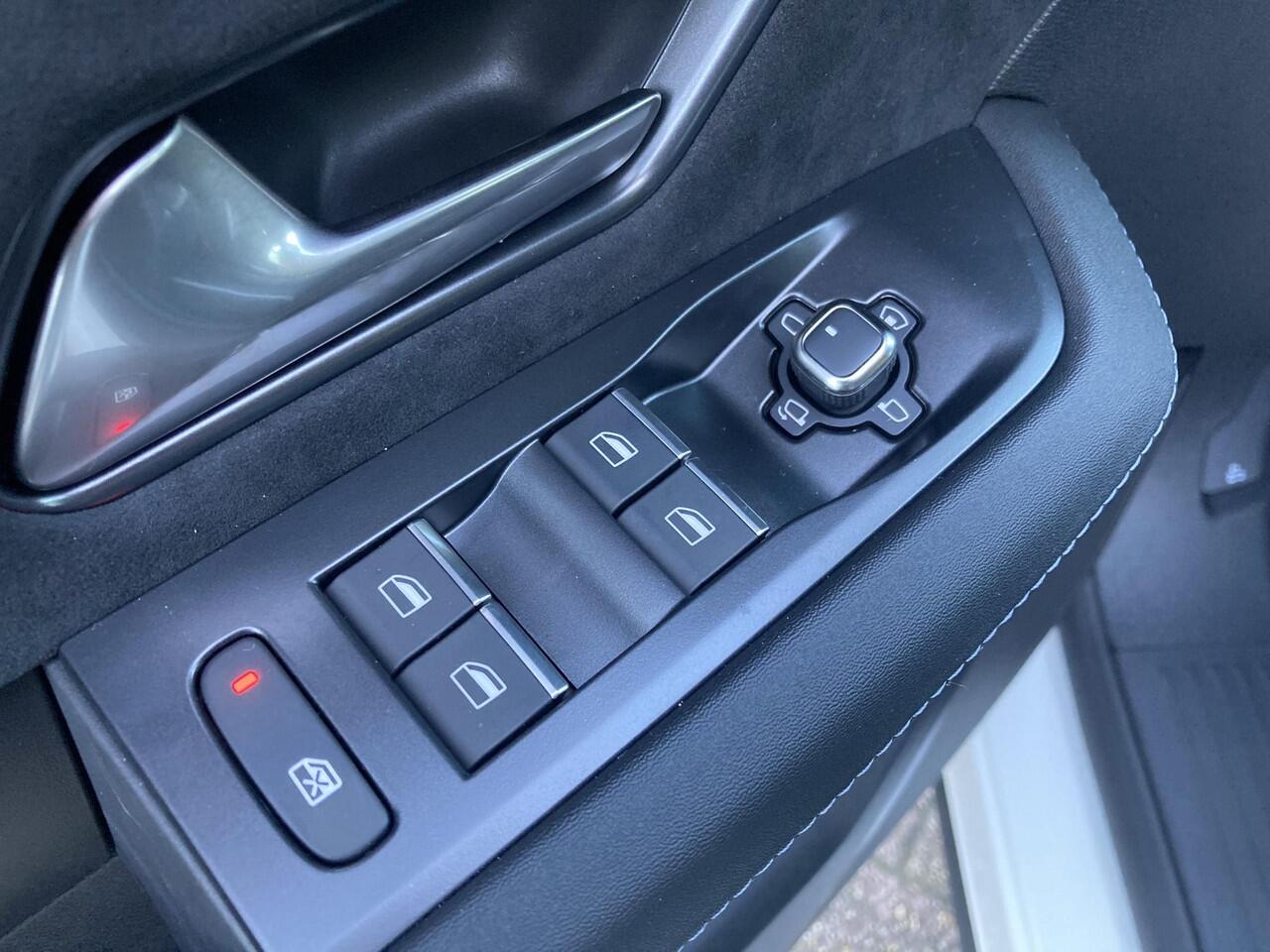 Opel Grandland 1.2 Turbo Hybrid Business Edition | NIEUW | DIRECT LEVERBAAR | Navigatie | Lederen bekleding | Adaptive Cruise Control | Camera | Focal | Glazen schuifdak | LED Matrix | 19" Lichtmetalen velgen