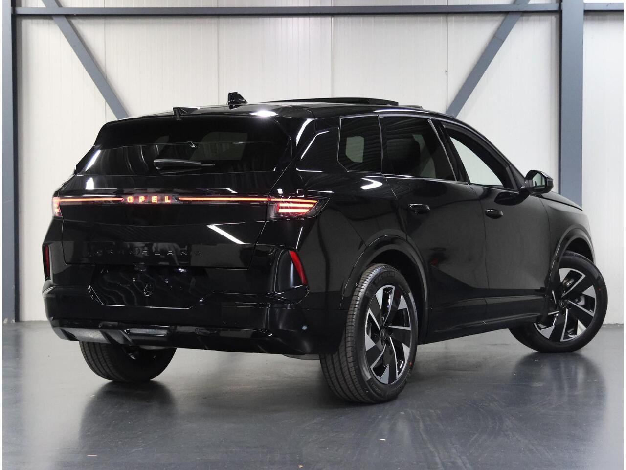 Opel Grandland Electric Business Edition 73 kWh | Incl. ¤3.499,- Korting ! | 17% bijtelling | AUTOMAAT | Warmtepomp | 360° Camera | Stoel, stuur & voorruit verwarmd | Apple Carplay/Android Auto | Elektr. achterklep | ARG-stoelen | Matrix LED | Navigatie |