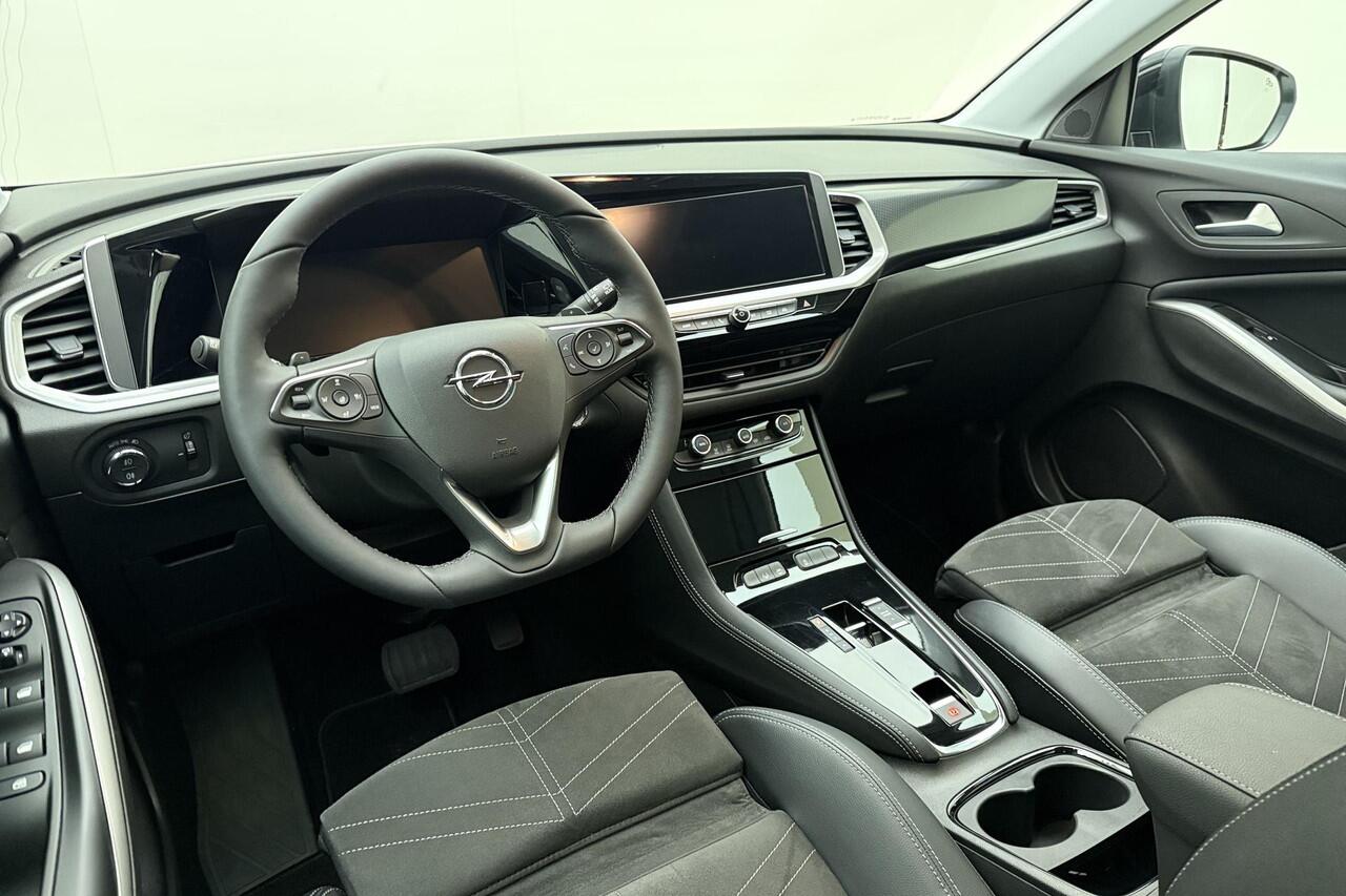 Opel Grandland 1.2 Turbo Ultimate 130pk Automaat | Achteruitrijcamera | Alcantara bekleding | Climate Control | Navigatie | Adaptive Cruise control | Stoel + stuurwielverwarming | Elektrische achterklep | Voorruitverwarming
