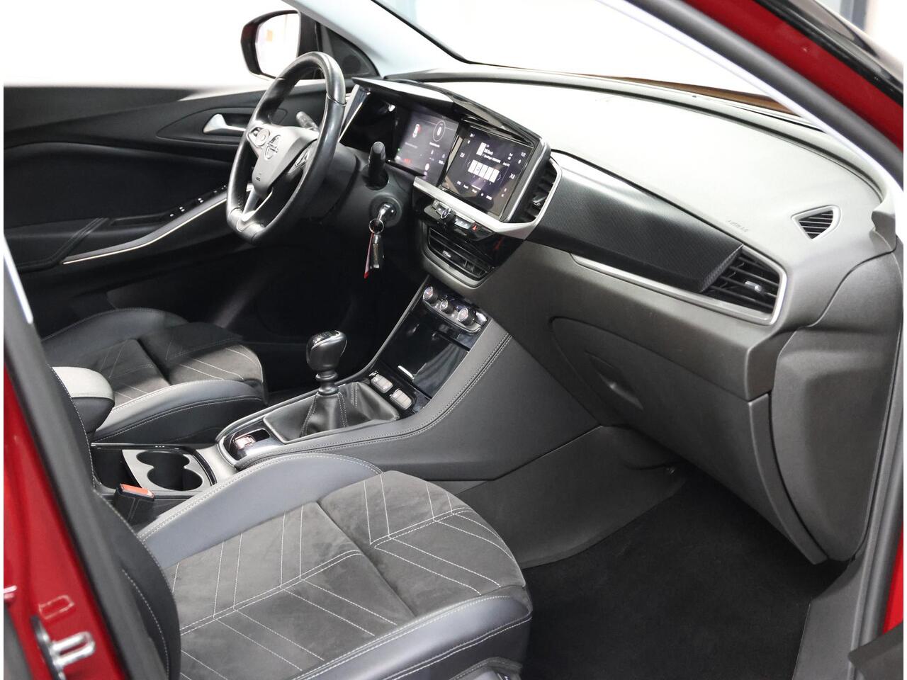 Opel Grandland 1.2 Turbo GS Line | AppleCarPlay/AndroidAuto | Alcantara | Cruise Control | Camera | Stoel, Stuur & Voorruit verwarmd | AGR-Stoelen | Parkeersensoren | Two-tone | Isofix | Privacy Glass | Afneembare Trekhaak |