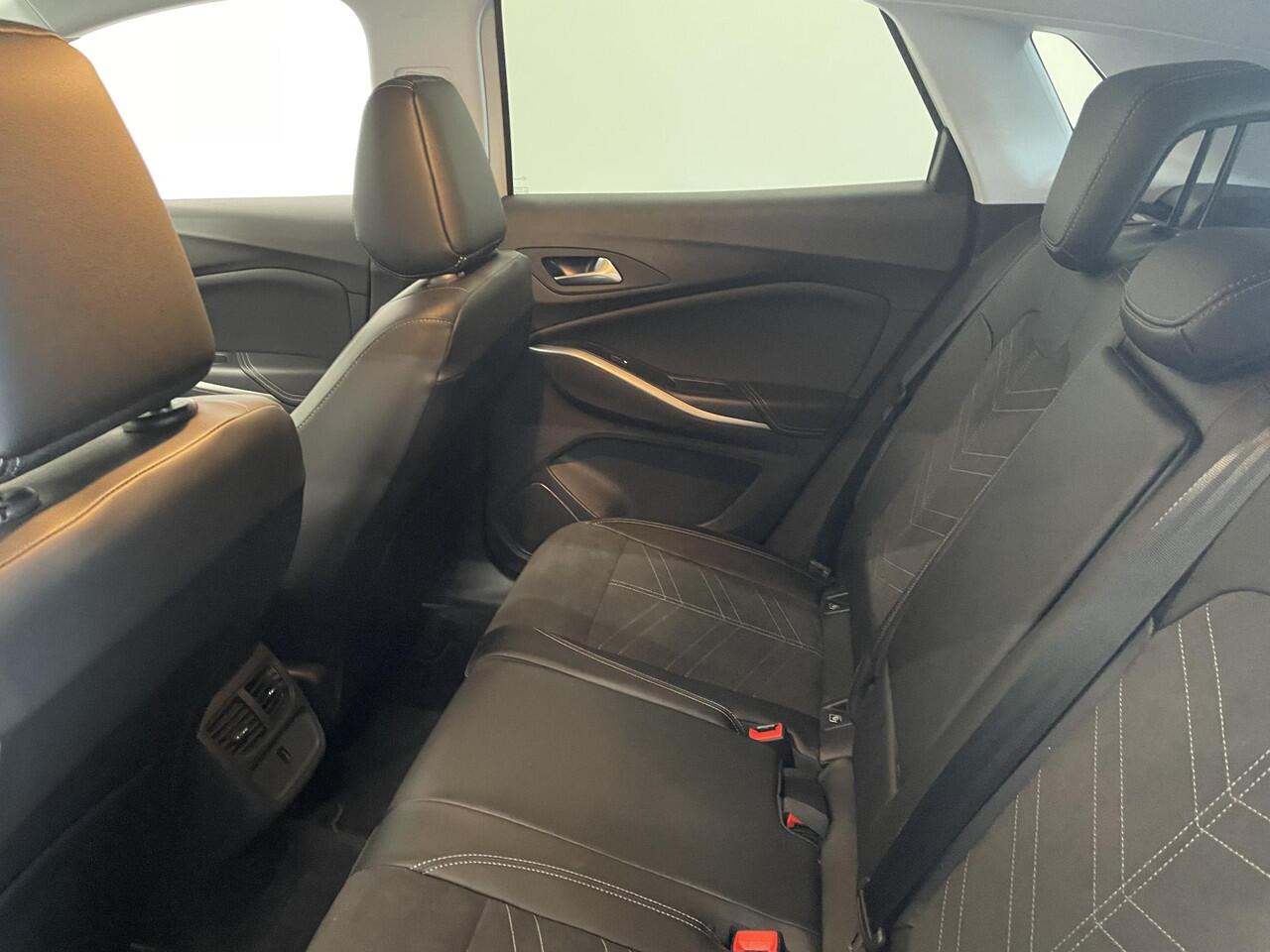 Opel Grandland 1.2 Turbo GS Auto. Navigatie Apple Carplay/Android Auto Camera Parkeersensoren achter Cruise Control Dodehoek assistent Stoel- en stuurverwarming Lichtmetalen velgen Virtual Cockpit Climate Control