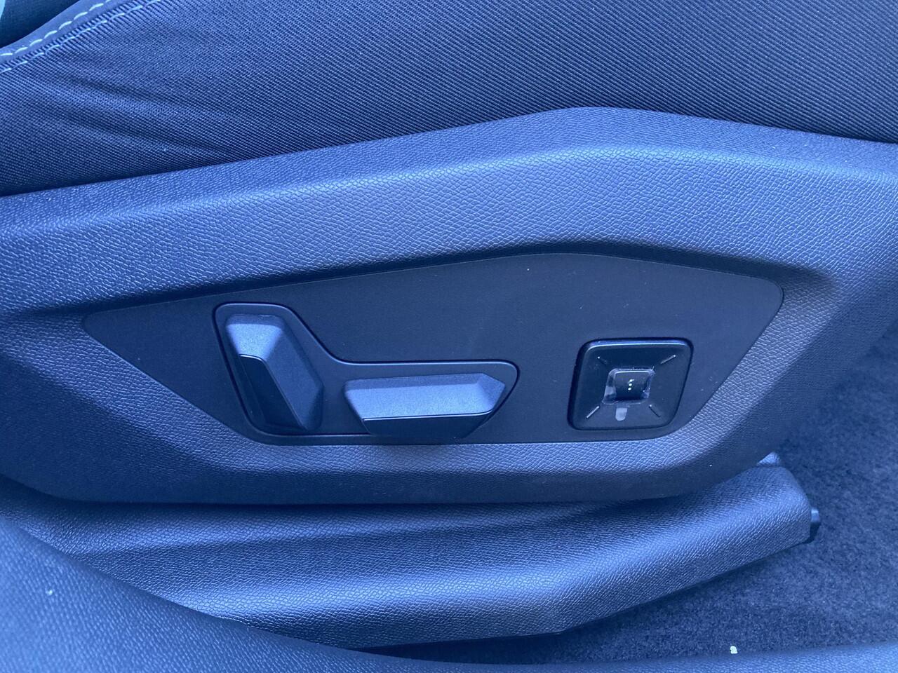 Opel Grandland 1.2 Turbo Hybrid Business Edition | NIEUW | DIRECT LEVERBAAR | Navigatie | Lederen bekleding | Adaptive Cruise Control | Camera | Focal | Glazen schuifdak | LED Matrix | 19" Lichtmetalen velgen