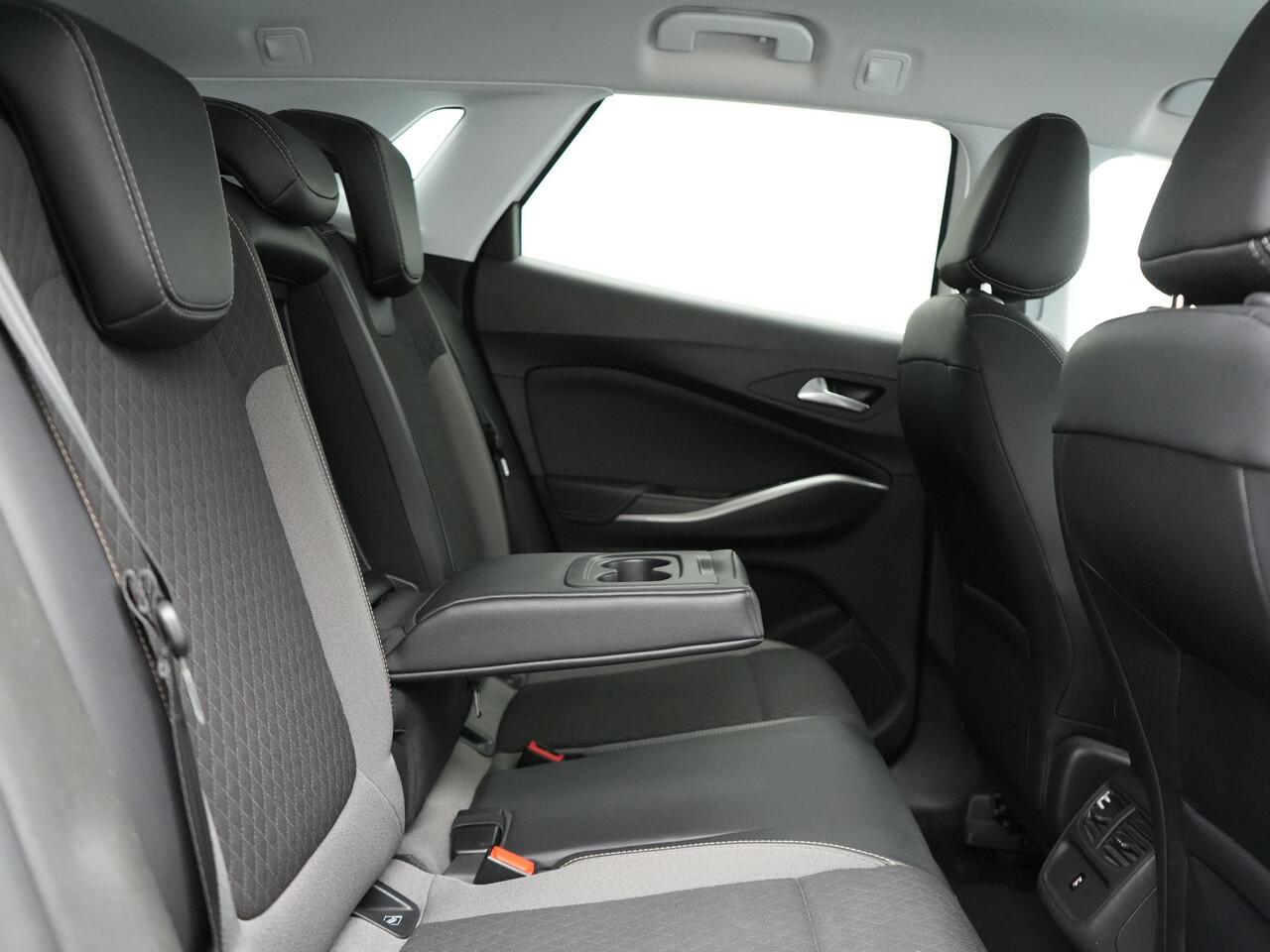 Opel Grandland Turbo Business Elegance 131pk | Camera | Cruise Control | Lederen Sportstoelen Verwarmd | Park Assist | Apple Carplay | Verwarmd Stuur | Navigatie | Virtual | DAB |