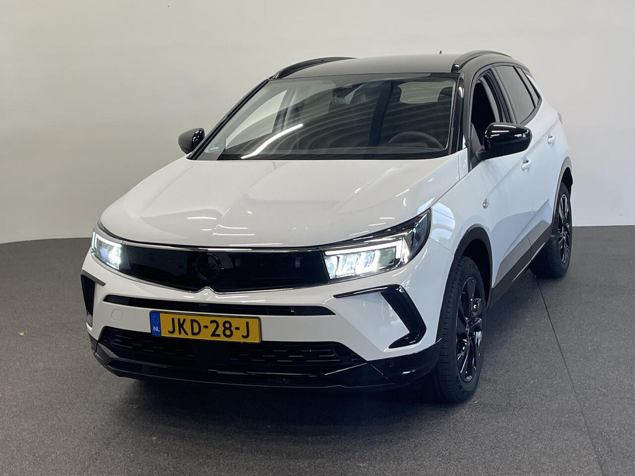 Opel Grandland 1.2 Turbo GS Auto. Navigatie Apple Carplay/Android Auto Camera Parkeersensoren achter Cruise Control Dodehoek assistent Stoel- en stuurverwarming Lichtmetalen velgen Virtual Cockpit Climate Control