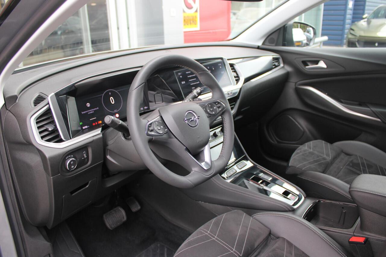 Opel Grandland 1.2 Turbo 130PK AUTOMAAT ULTIMATE | STOEL/STUUR/VOORRUIT VERWARMING | ACHTRERUITRIJ CAMERA | DODEHOEK DETECTIE | ELEKTRISCH BEDIENBARE ACHTERKLEP | FULL LED MATRIX KOPLAMPEN | NAVIGATIE | 19" LICHTMETALEN VELGEN | ALCANTARA BEKLEDING | APPLE CARPLAY/ANDRO