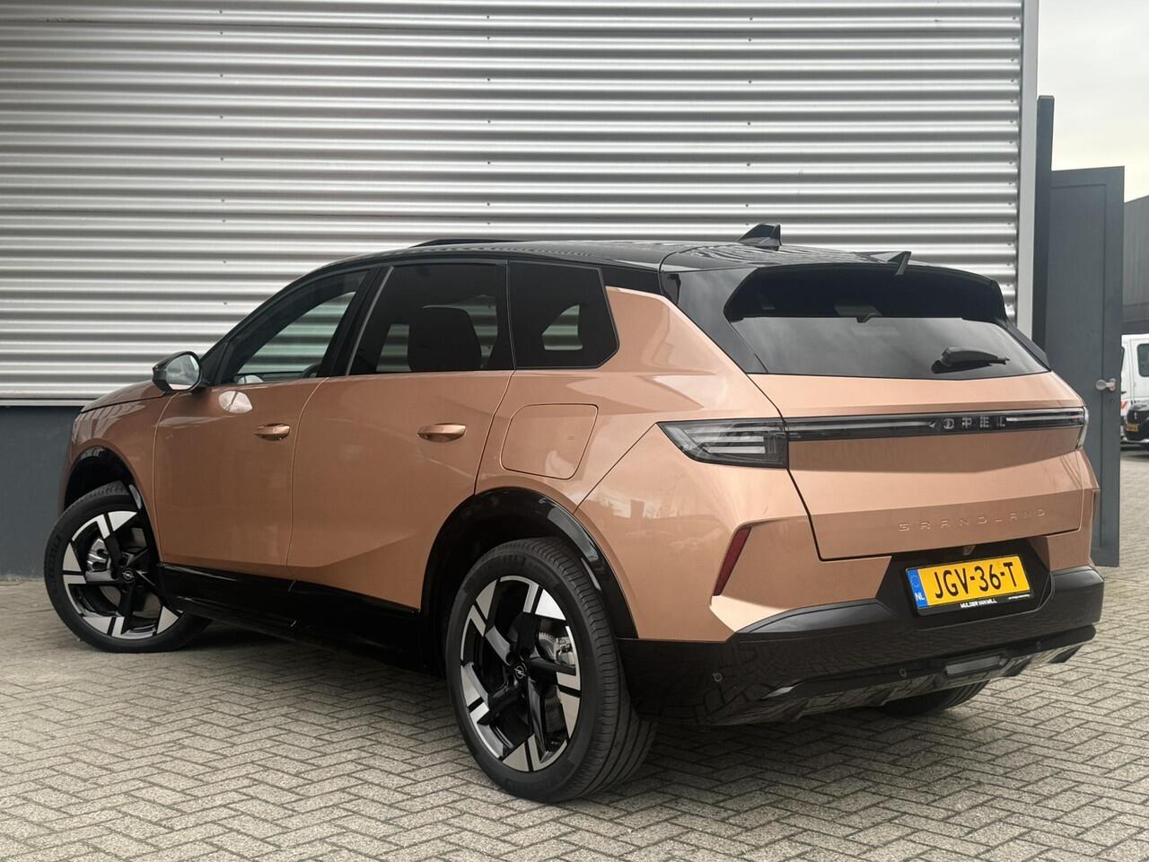 Opel Grandland Electric GS 73kWh 210pk | FOCAL | 360° CAMERA | NAVI | ELEKT. ACHTERKLEP | AGR STOELEN | PANO DAK |