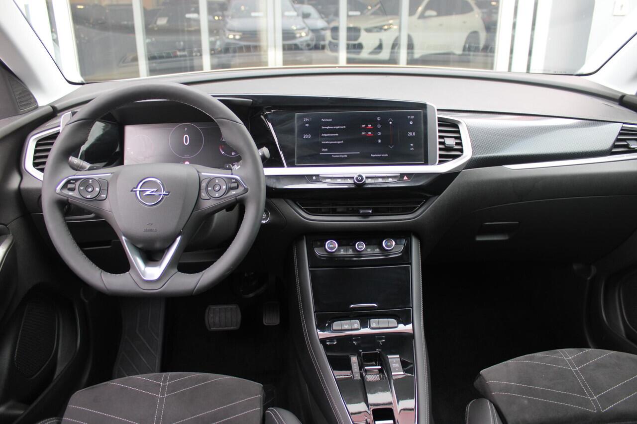 Opel Grandland 1.2 Turbo 130PK AUTOMAAT ULTIMATE | STOEL/STUUR/VOORRUIT VERWARMING | ACHTRERUITRIJ CAMERA | DODEHOEK DETECTIE | ELEKTRISCH BEDIENBARE ACHTERKLEP | FULL LED MATRIX KOPLAMPEN | NAVIGATIE | 19" LICHTMETALEN VELGEN | ALCANTARA BEKLEDING | APPLE CARPLAY/ANDRO