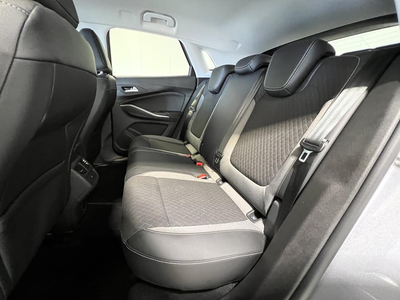 Opel Grandland 1.2 Turbo GS Line | Navigatie/Android/Apple Carplay | LM Velgen 18" | Achteruitrijcamera | Cruise Control | DAB | Airco |