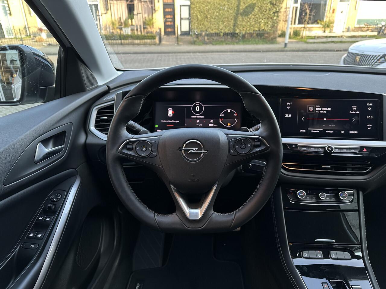 Opel Grandland 1.2 Turbo Elegance Automaat Camera/Stoel en stuurverwarming/Zelf inparkeren.