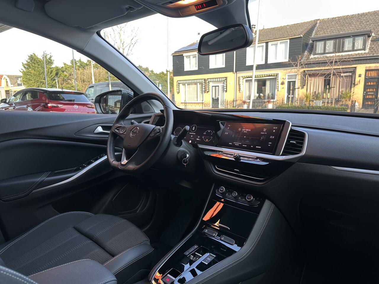 Opel Grandland 1.2 Turbo Elegance Automaat Camera/Stoel en stuurverwarming/Zelf inparkeren.