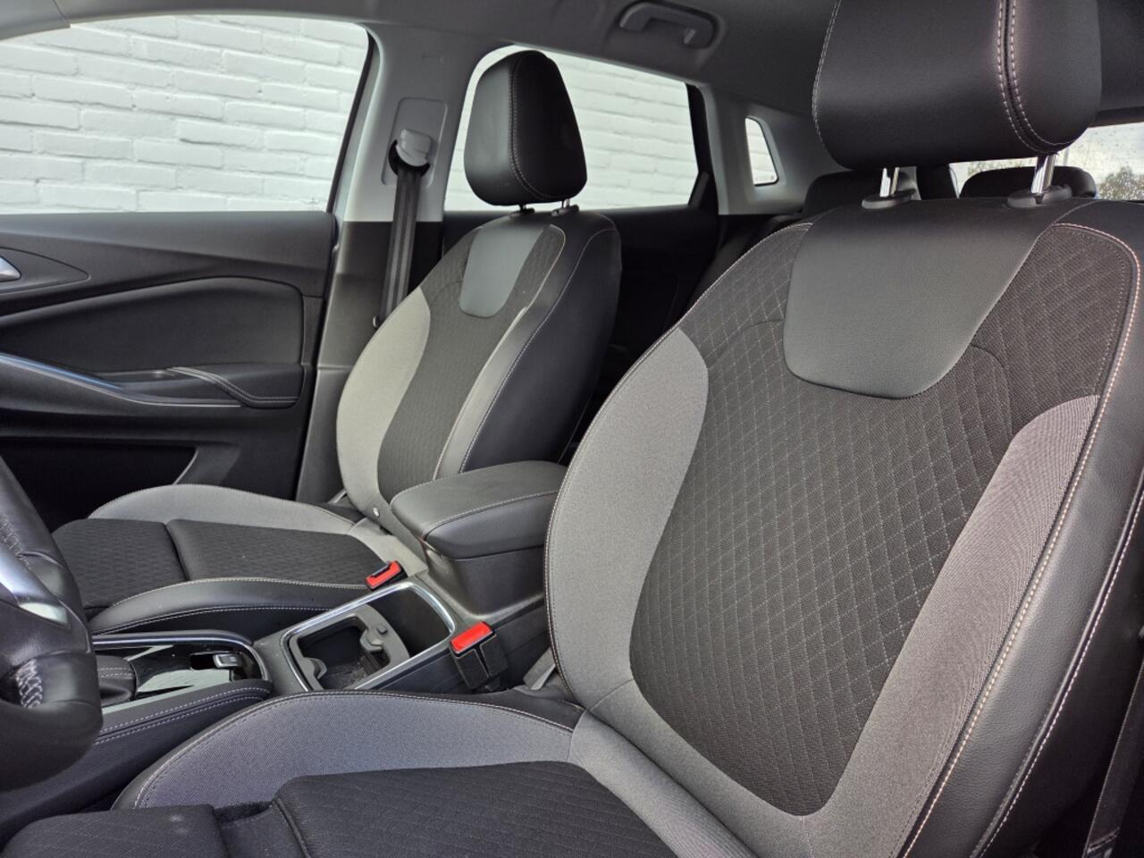 Opel Grandland X 130 PK Turbo Business Executive | Stoel/Stuurverwarming | Comfor