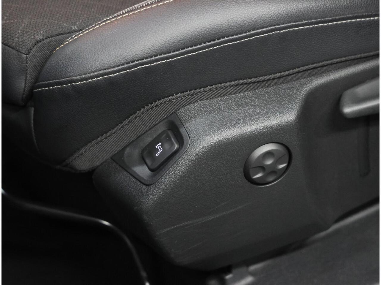 Opel Grandland X 130PK Innovation | 1ste eigenaar | AppleCarPlay/AndroidAuto | Trekhaak | Camera | LEER/Stof | AGR Bestuurdersstoel | Dodehoekdetectie | Navigatie | LED lampen | Isofix | Privacy Glass | Elektrische Klep |