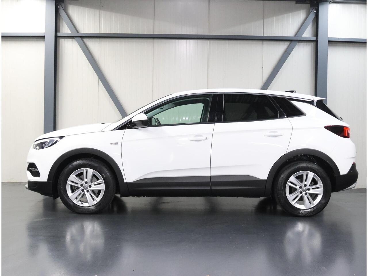 Opel Grandland X 1.2 130PK Turbo Business Executive | 1ste eigenaar | AppleCarPlay/AndroidAuto | Trekhaak | Camera | AGR Bestuurdersstoel | Dodehoekdetectie | Navigatie | Isofix | Privacy Glass | Elektrische Klep |