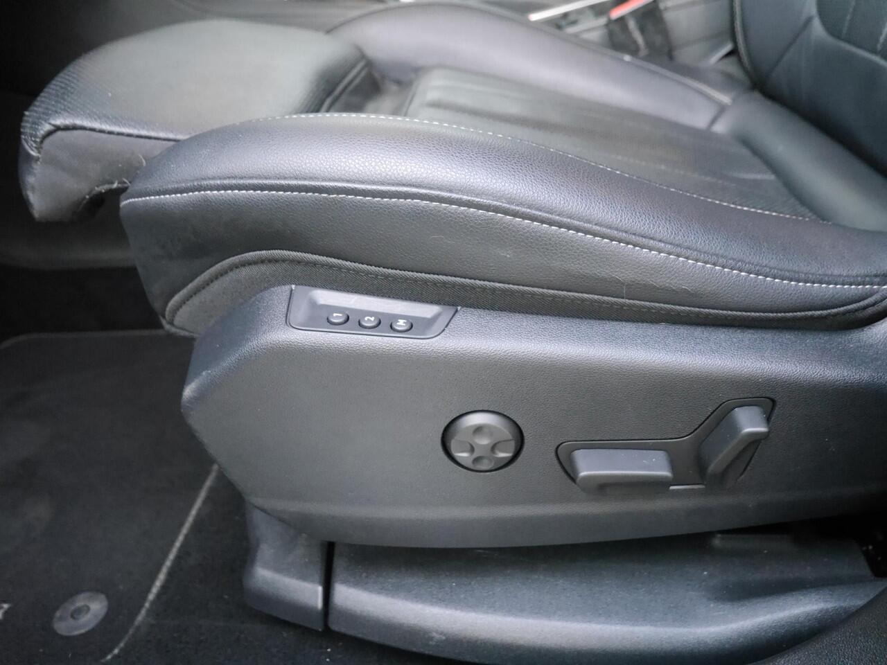 Opel Grandland X 1.6 Turbo Hybrid Business Executive | Stoelverwarming en ventilatie | 225 PK | 19 inch lichtmetalen velgen | Lederen bekleding | Parkeersensoren v+a | Elektrisch verstelbare bestuurdersstoel