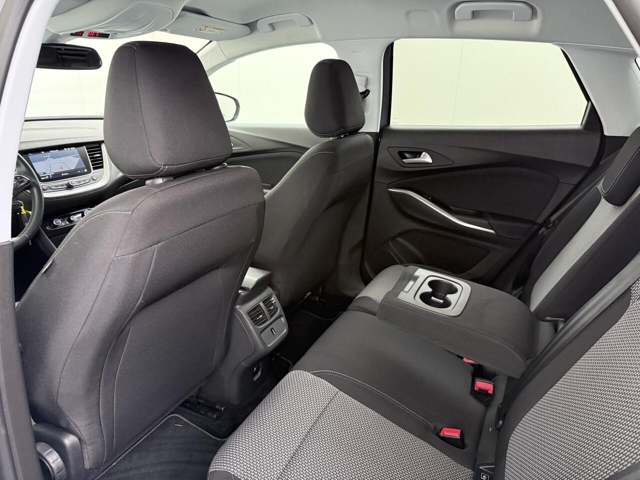 Opel Grandland X T131PK Trekhaak Navi Ecc Pdc Apple Carplay Android Auto Cruise Control Edition Lmv Licht-Regensensor Verkeersbordlezer PrivacyGlas IntelliLink Bluetooth Origineel Nederlandse Auto 1.400KG Trekgewicht! ¤ 35.000 nieuw! Bij ons volledig Onderhouden