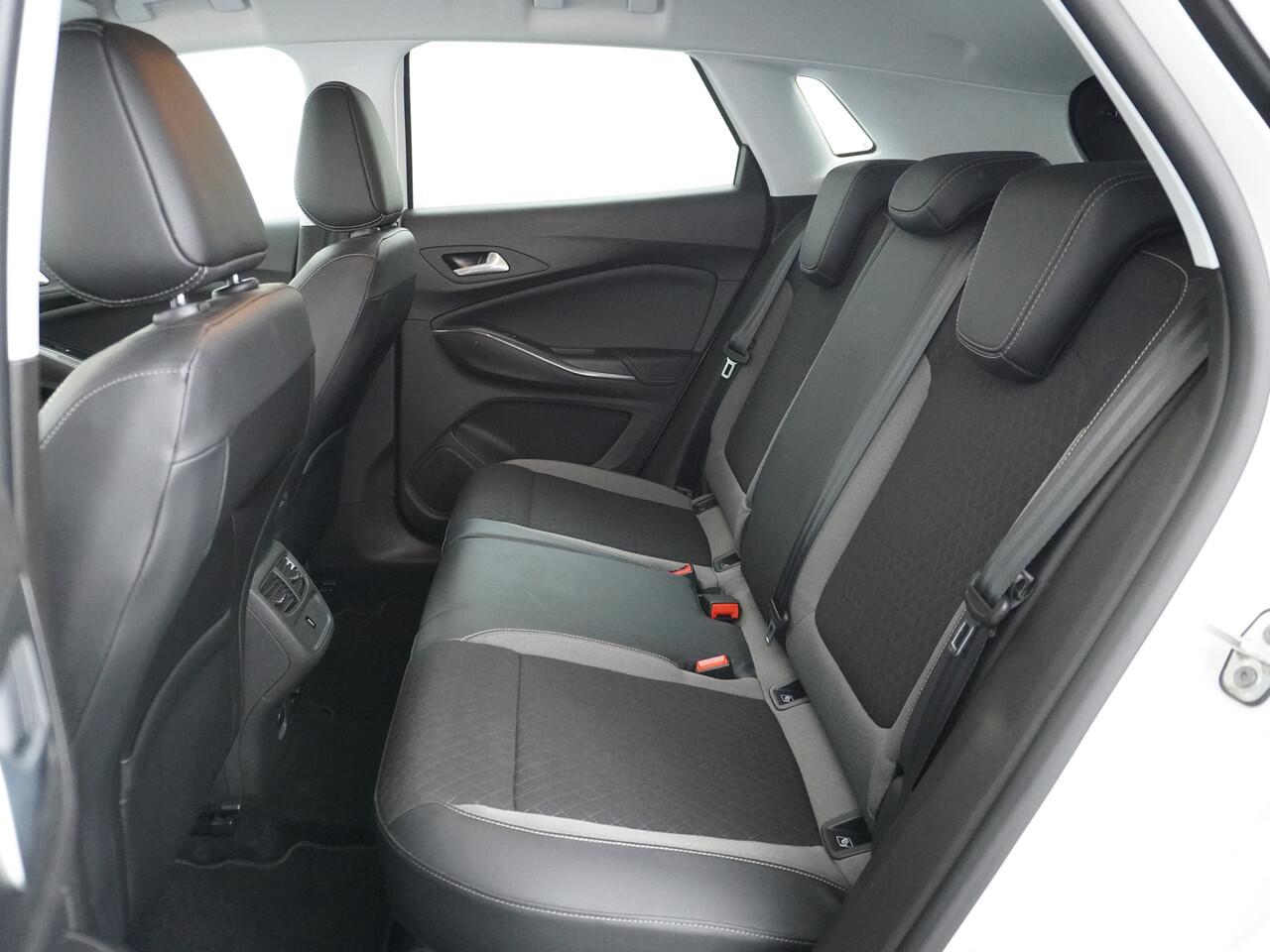 Opel Grandland X T131PK Apple Carplay Android Auto AGR-Comfortstoel Camera Navi Ecc Cruise Control Pdc DAB+ Regen-Lichtsensor Lane Assist Led Verkeersbord detectie Bluetooth Privacy Glas Lmv 17" Elegance 1e Eigenaar Origineel Nederlandse auto Euro 6