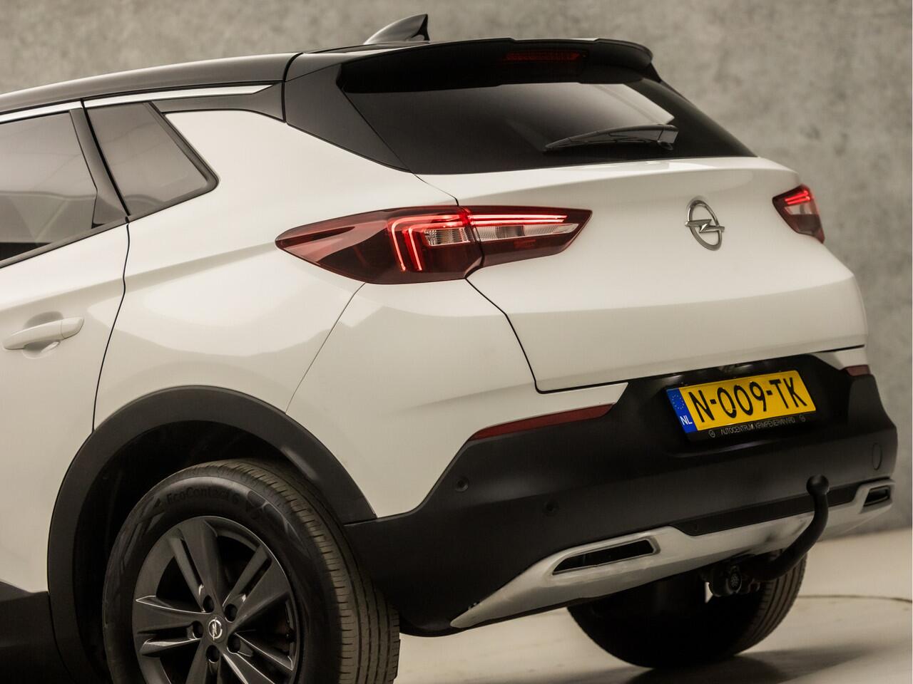 Opel Grandland X 1.2 Turbo Sport (APPLE CARPLAY, GROOT NAVI, CAMERA, CLIMATE, TREKHAAK, SPORTSTOELEN, LED KOPLAMPEN, CRUISE, NIEUWE APK, NIEUWSTAAT)