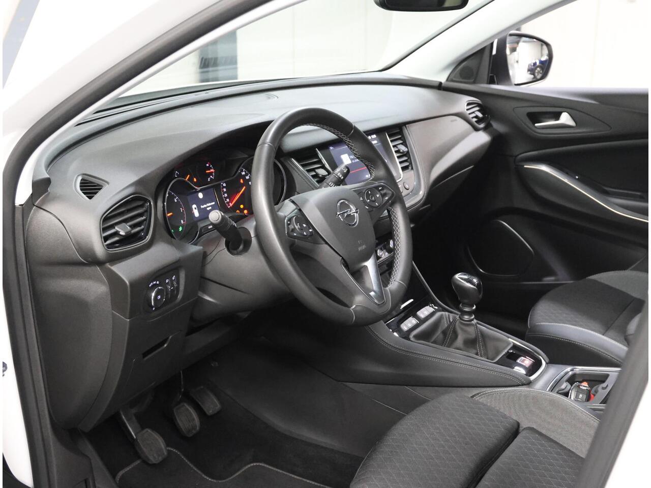 Opel Grandland X 1.2 130PK Turbo Business Executive | 1ste eigenaar | AppleCarPlay/AndroidAuto | Trekhaak | Camera | AGR Bestuurdersstoel | Dodehoekdetectie | Navigatie | Isofix | Privacy Glass | Elektrische Klep |