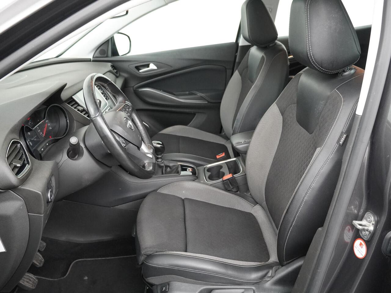 Opel Grandland X 1.2 Turbo Business Elegance - LED koplampen - Stoelverwarming - Dode hoek - Navigatie - 360gr. Camera