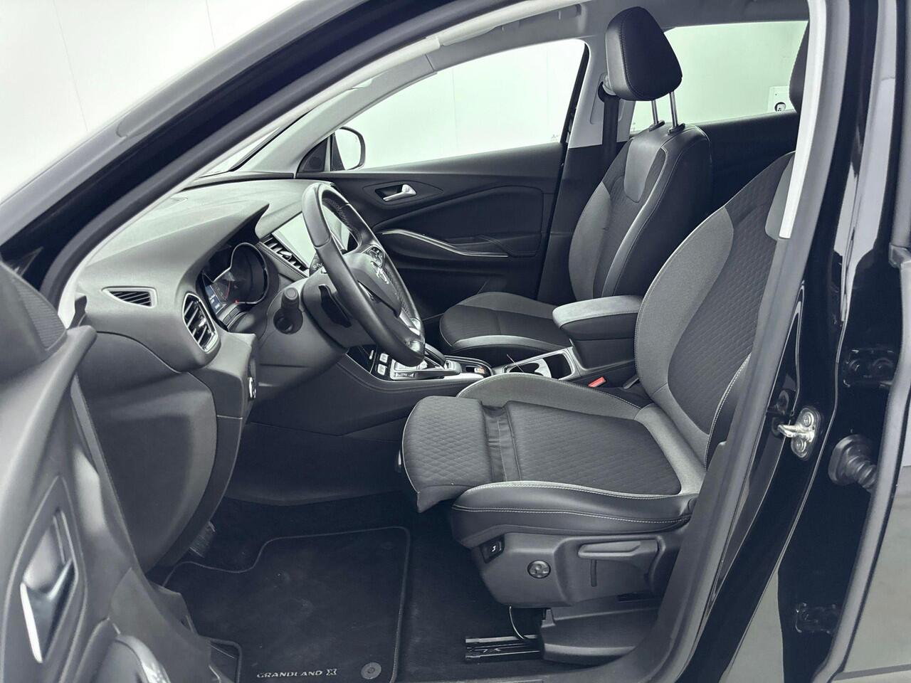 Opel Grandland X 1.6 Turbo Hybrid4 Elegance | PHEV 300 PK | Comfortstoelen | Trekhaak | Navigatie | Camera | All Season banden | Parkeersensoren |