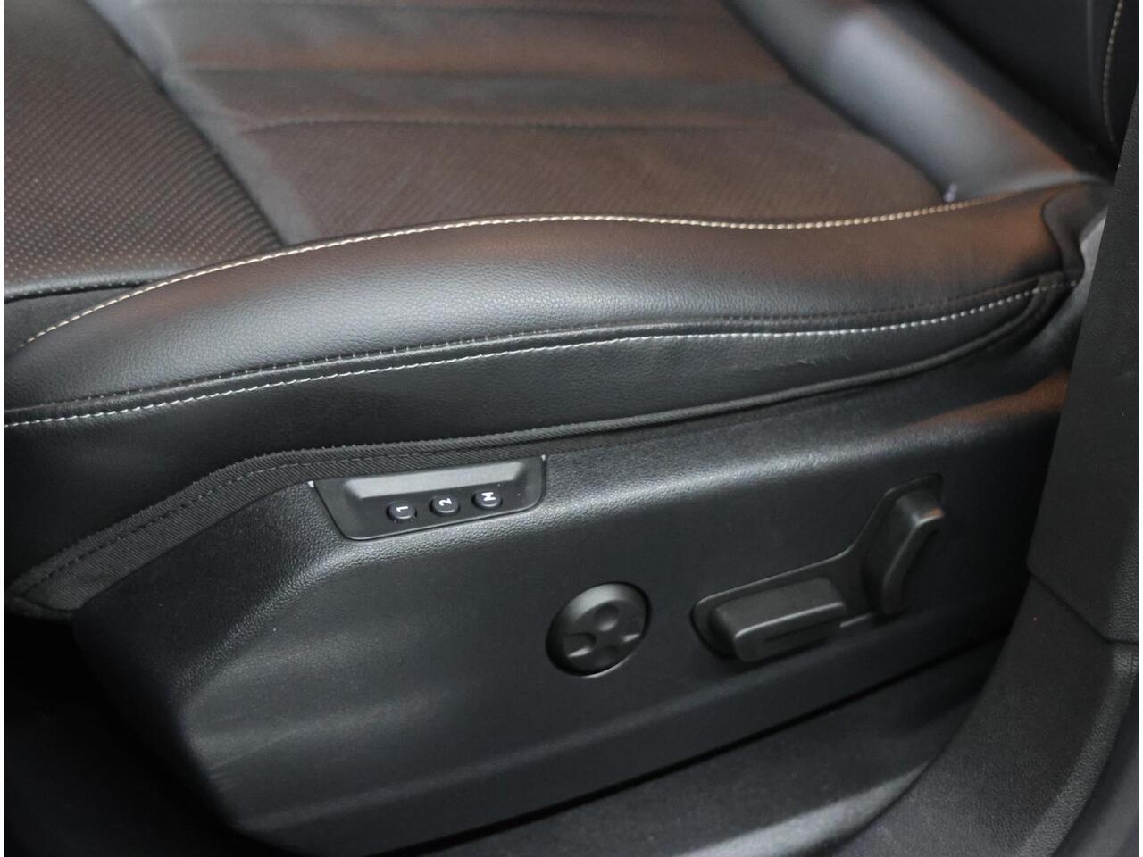 Opel Grandland X 300PK Hybrid4 Ultimate | AppleCarPlay/AndroidAuto | Navigatie | Adaptive Cruise Control | Keyless | LEER | Stoelkoeling/Stoel/Voorruitverwarming | FULL LED | 360'Camera | Trekhaak | Two-tone | Isofix | Privacy Glass |