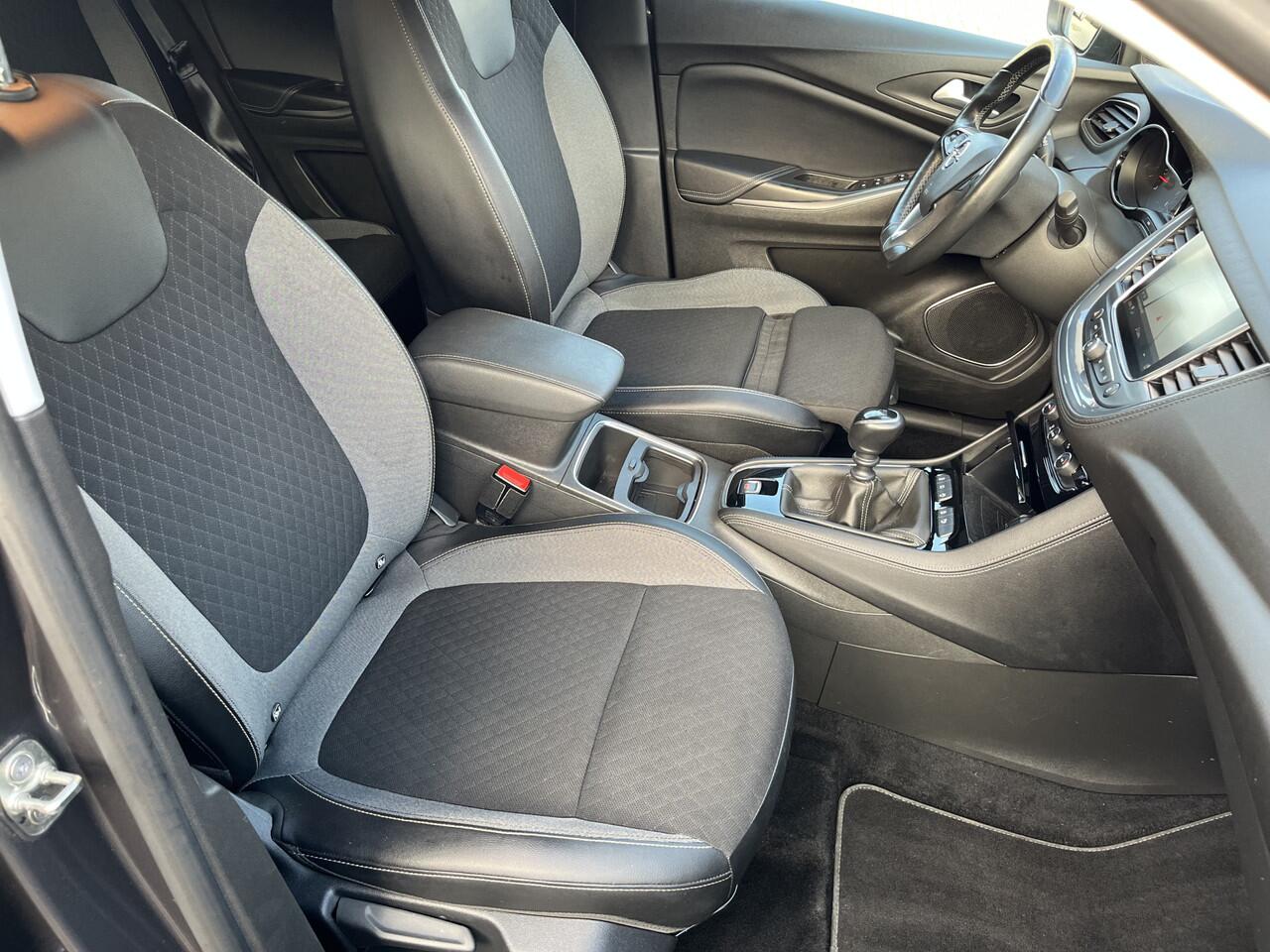 Opel Grandland X 1.2 Turbo Business Executive 50% deal 7.475,- ACTIE Trekhaak / Carplay / Clima / Cruise / Keyless