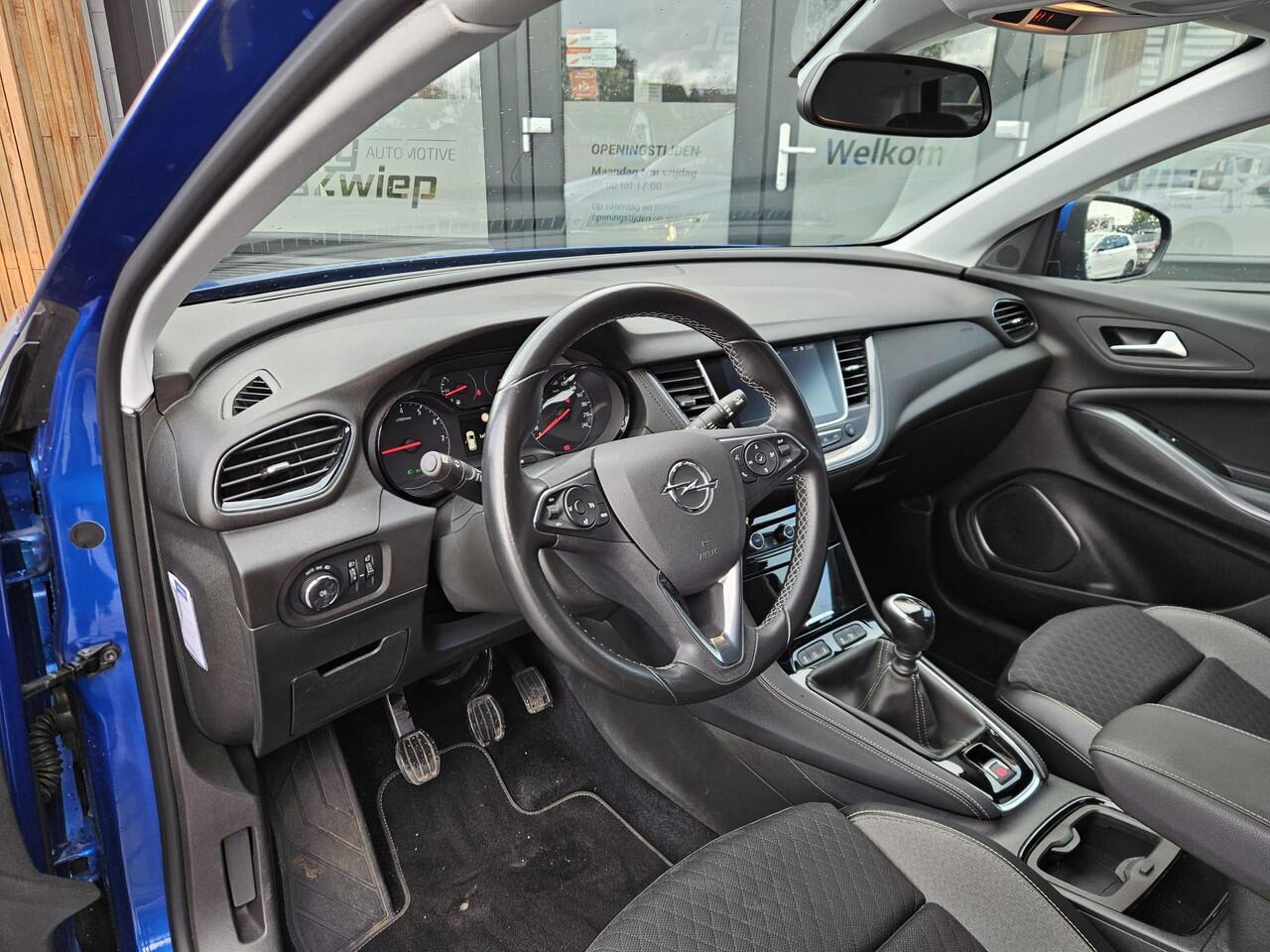 Opel Grandland X 1.2 Turbo Business +