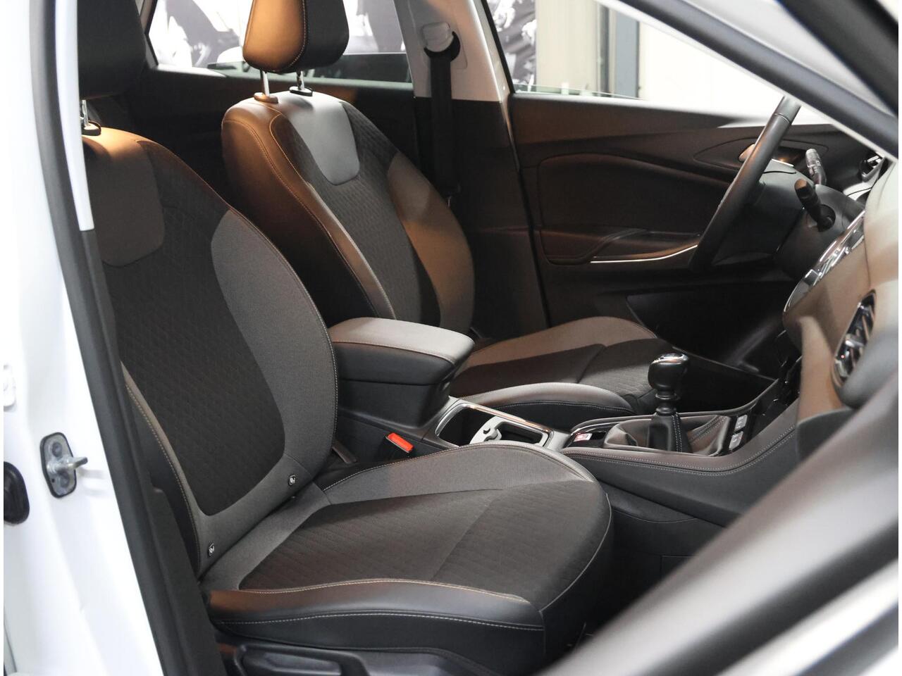 Opel Grandland X 130PK Innovation | 1ste eigenaar | AppleCarPlay/AndroidAuto | Trekhaak | Camera | LEER/Stof | AGR Bestuurdersstoel | Dodehoekdetectie | Navigatie | LED lampen | Isofix | Privacy Glass | Elektrische Klep |