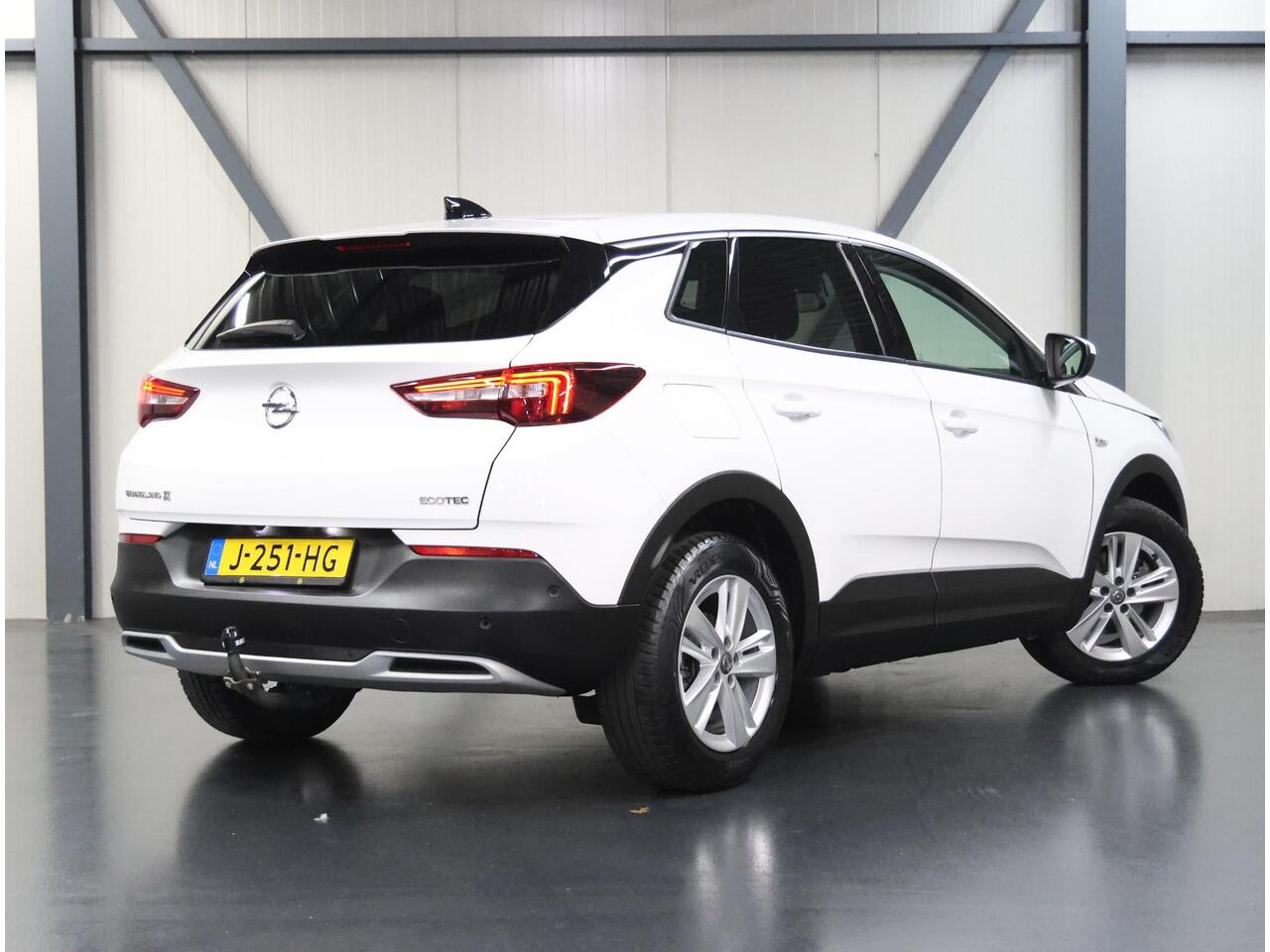 Opel Grandland X 1.2 130PK Turbo Business Executive | 1ste eigenaar | AppleCarPlay/AndroidAuto | Trekhaak | Camera | AGR Bestuurdersstoel | Dodehoekdetectie | Navigatie | Isofix | Privacy Glass | Elektrische Klep |