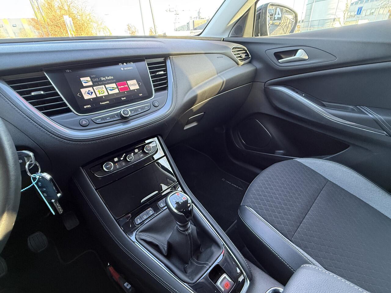 Opel Grandland X BWJ 11-2020 | 1.2T 131PK Bus Executive | TREKHAAK | CLIMA | NAVI | LEDER/STOF | SPORTSTOELEN | PDC 2X | CARPLAY |