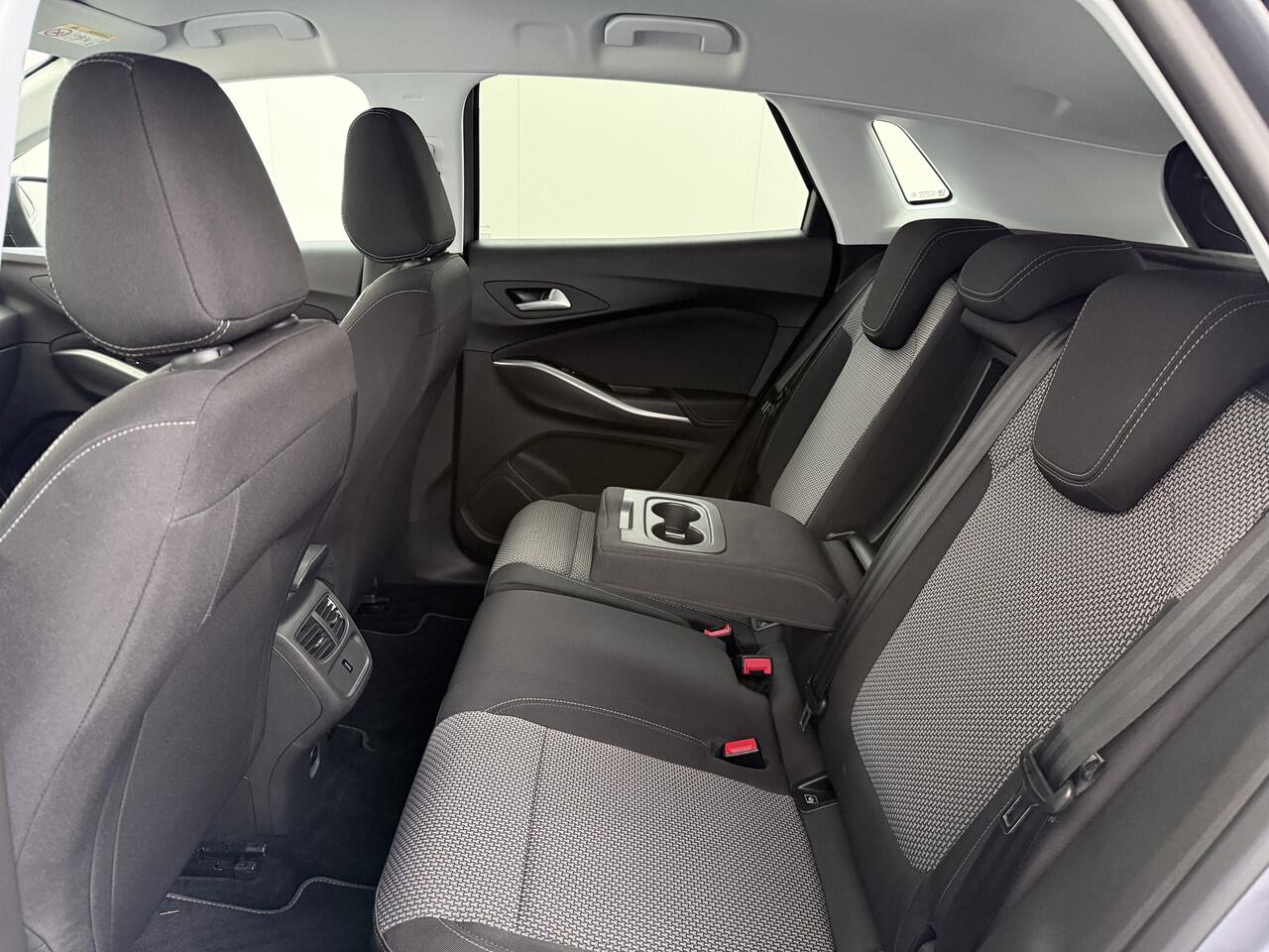 Opel Grandland X T131PK Trekhaak Navi Ecc Pdc Apple Carplay Android Auto Cruise Control Edition Lmv Licht-Regensensor Verkeersbordlezer PrivacyGlas IntelliLink Bluetooth Origineel Nederlandse Auto 1.400KG Trekgewicht! ¤ 35.000 nieuw! Bij ons volledig Onderhouden