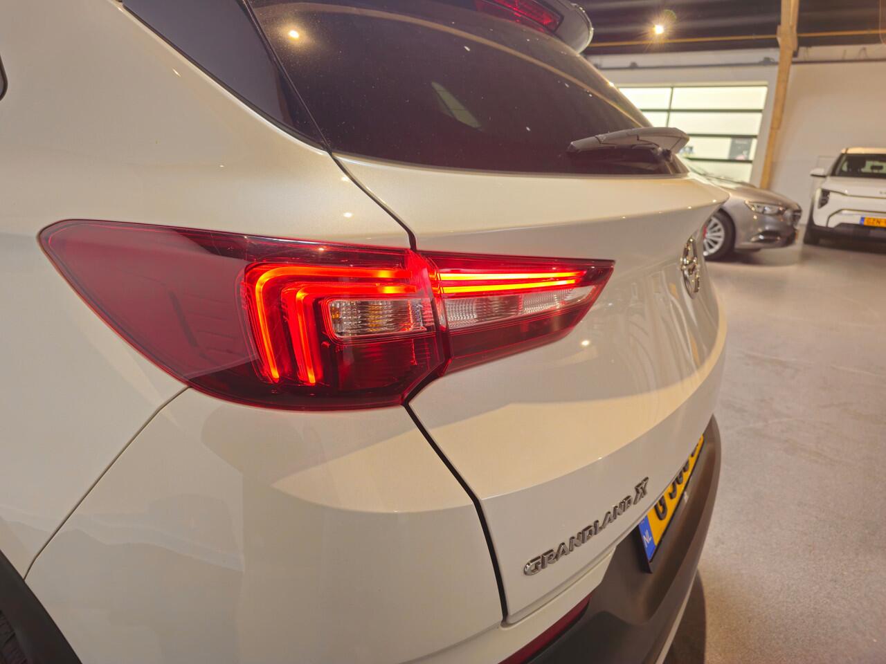 Opel Grandland X 1.2 Turbo Ultimate - Apple Carplay/Android Auto - Stoelverwarming voor en achter - Stoelventilatie - Stuurverwarming - Parelmoer - Leder - Trekhaak - 19' - Denon Premium Soundsystem