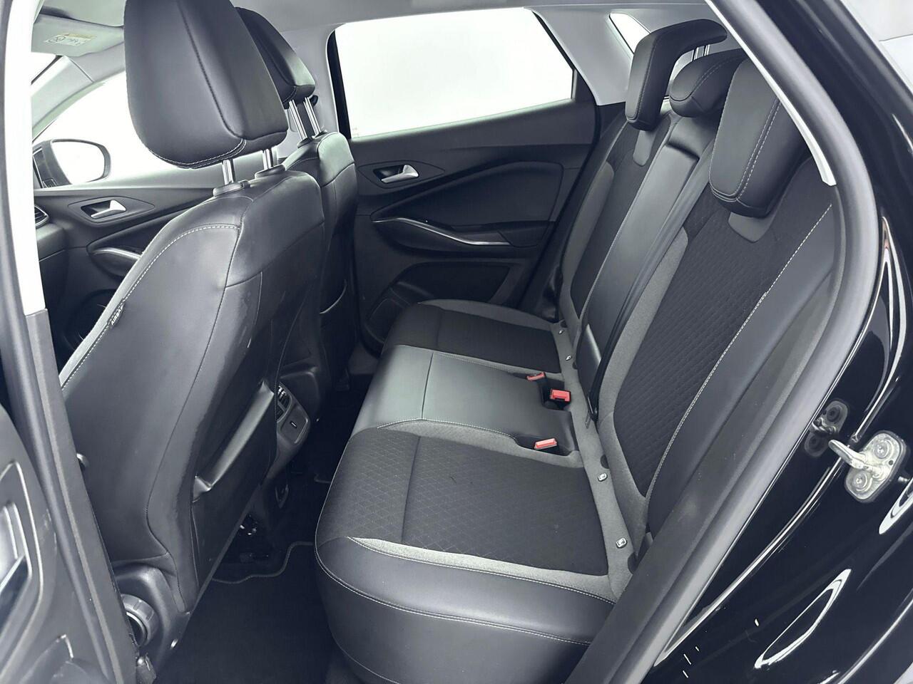 Opel Grandland X 1.6 Turbo Hybrid4 Elegance | PHEV 300 PK | Comfortstoelen | Trekhaak | Navigatie | Camera | All Season banden | Parkeersensoren |