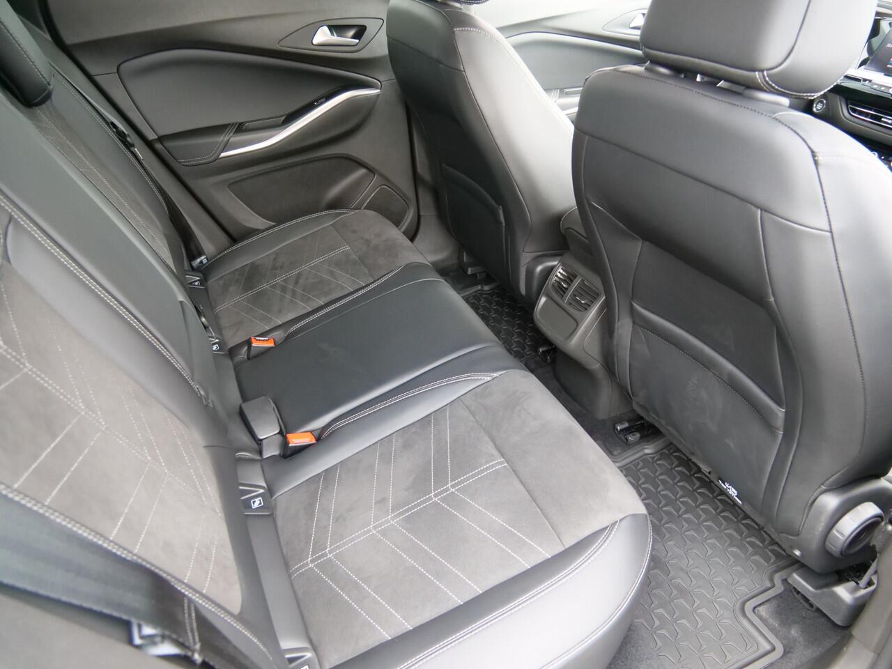 Opel Grandland 1.2 Turbo 130pk Ultimate AUTOMAAT 19 inch / Apple Carplay / LED-koplampen / Comfortstoelen